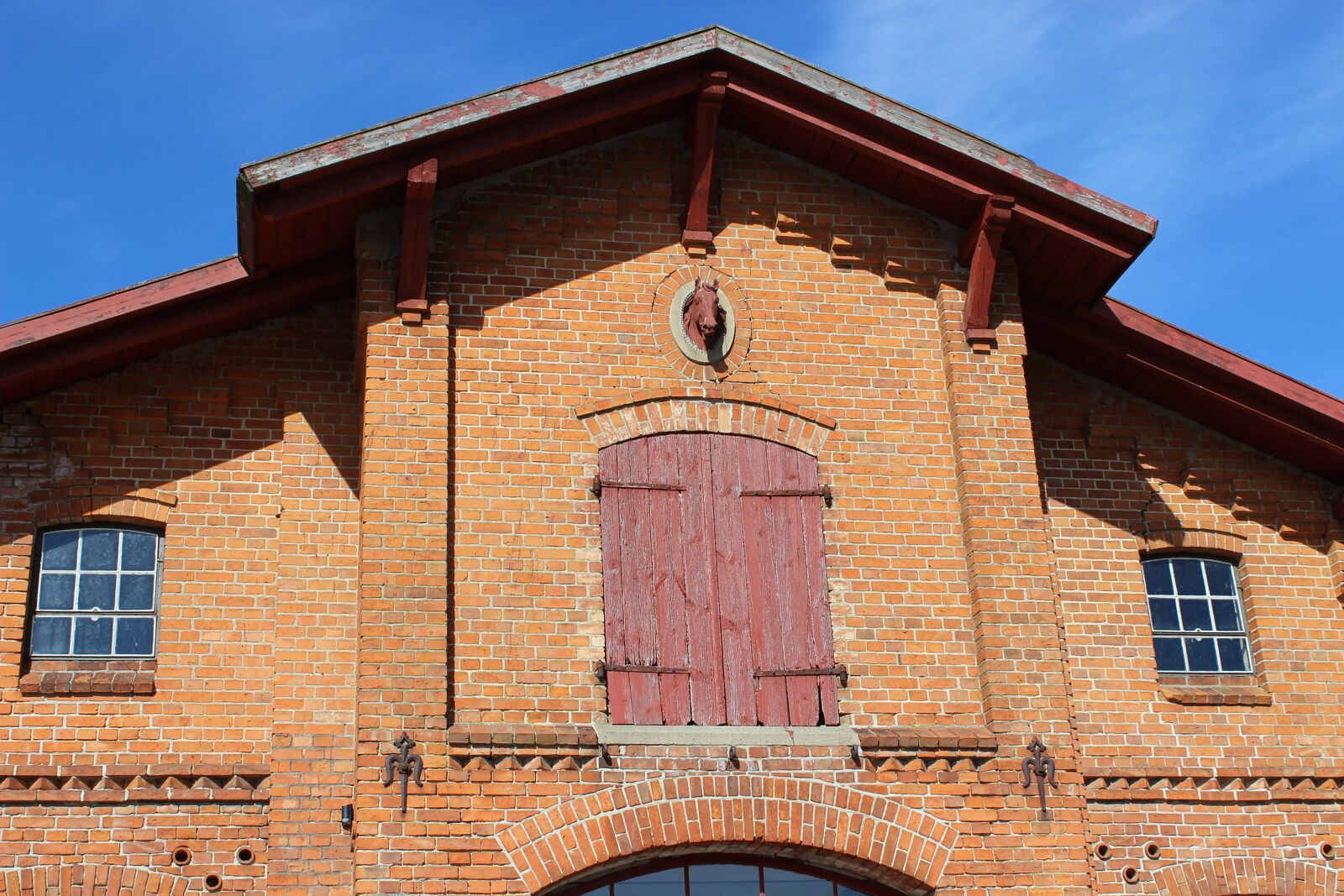 Canon EOS 600D (Rebel EOS T3i / EOS Kiss X5) sample photo. Brick, horse stable, historically photography