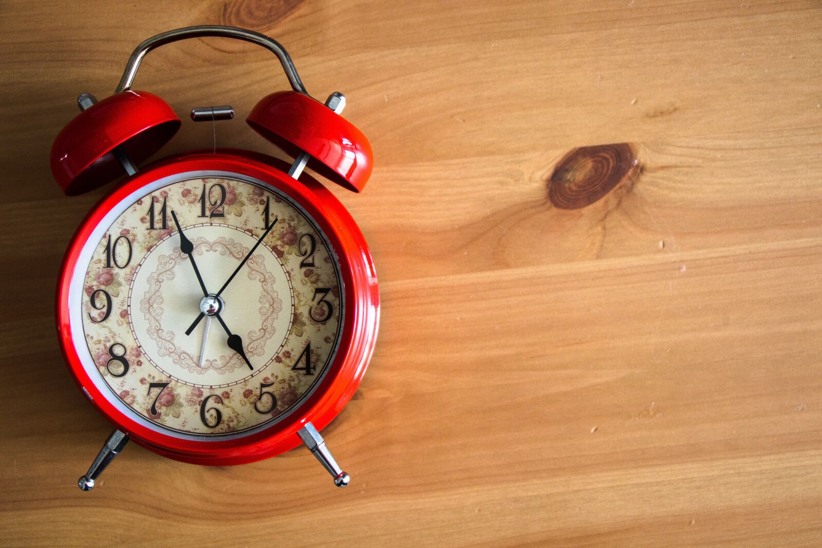 Canon EF-S 18-135mm F3.5-5.6 IS USM sample photo. Clock, time alarm clock photography