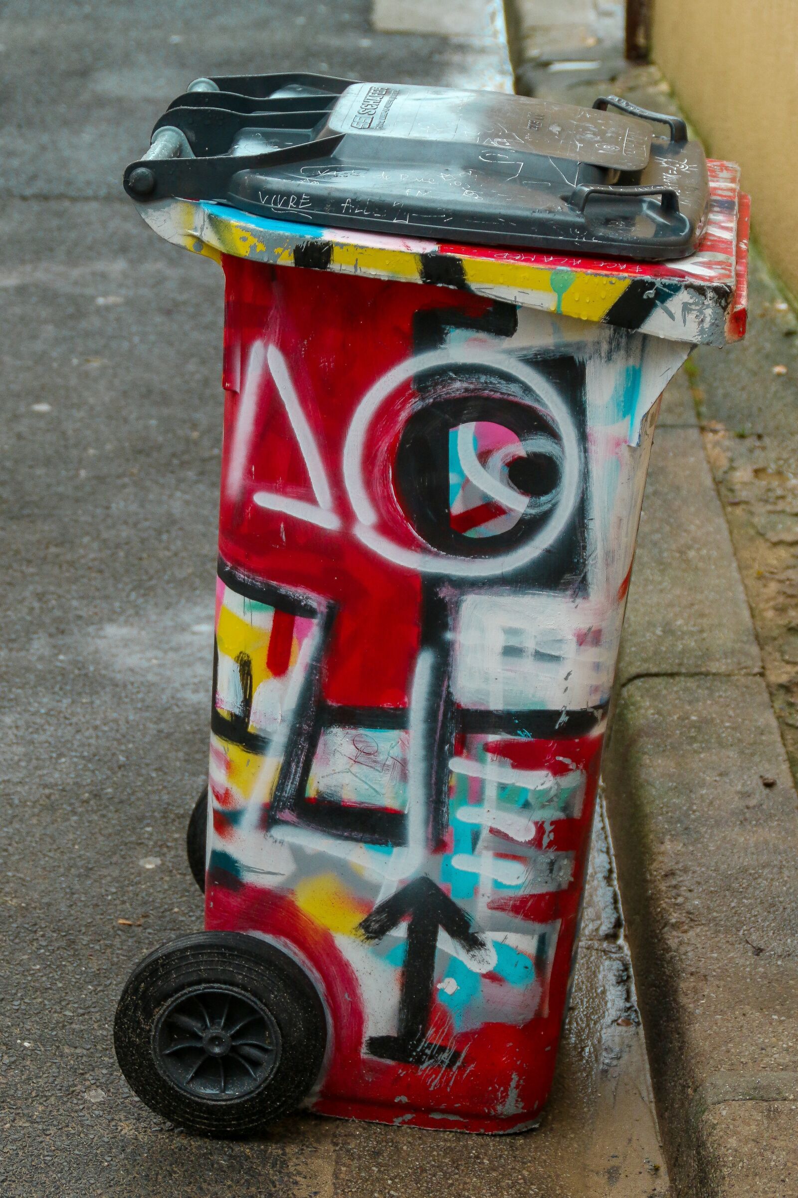 Canon EOS 70D sample photo. Graffiti, garbage can, waste photography