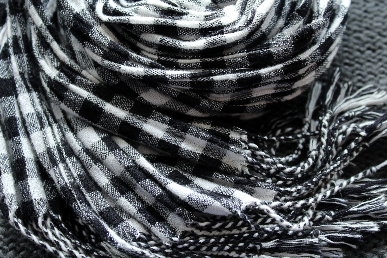 Canon EOS 1200D (EOS Rebel T5 / EOS Kiss X70 / EOS Hi) sample photo. Scarf, clothing, grid photography