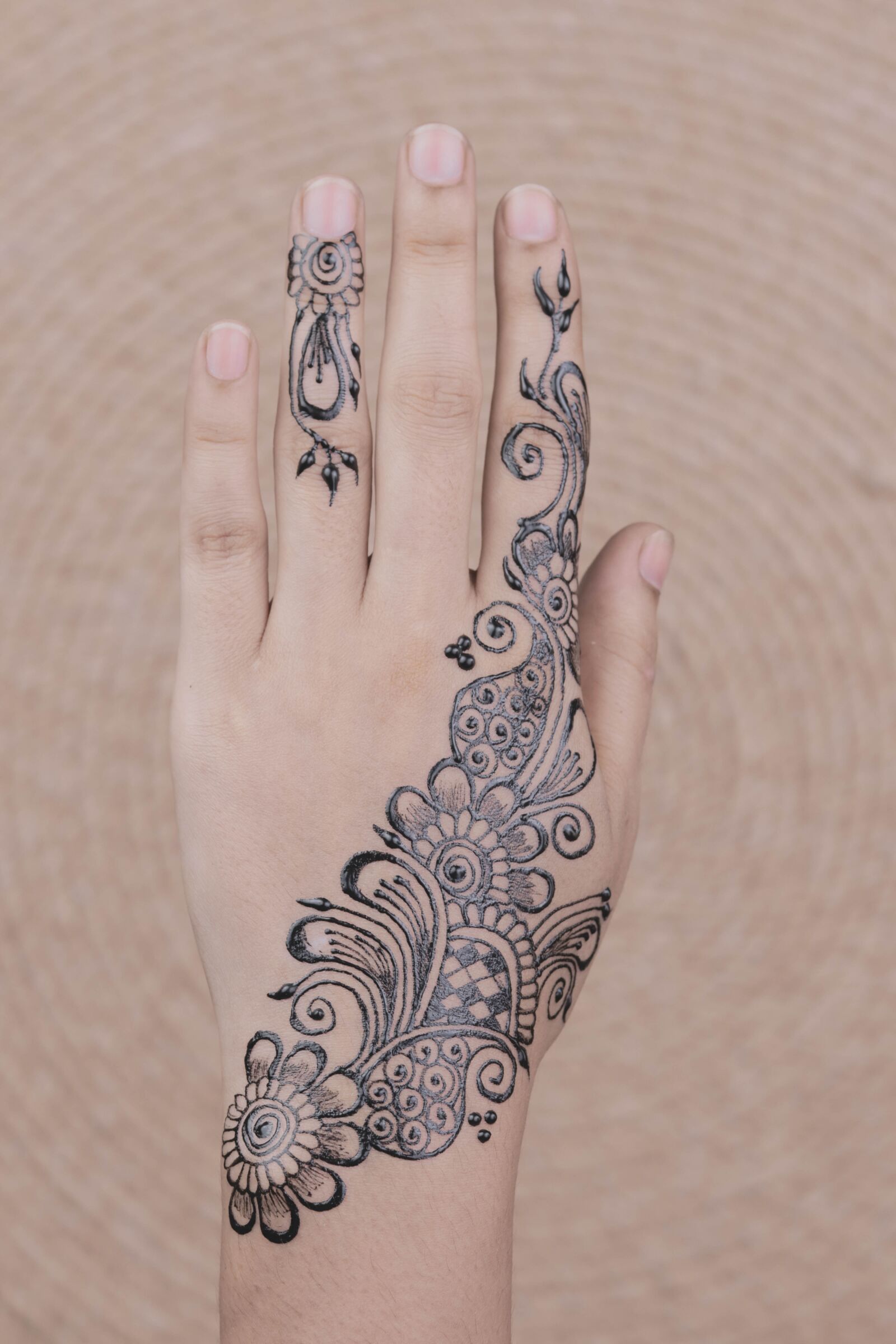 Canon EOS 80D + Canon EF 50mm F1.8 STM sample photo. Henna, hands, mehendi photography