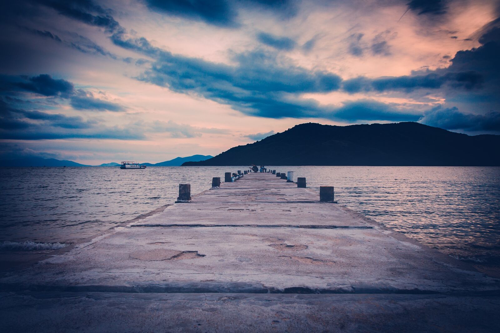 Canon EOS 700D (EOS Rebel T5i / EOS Kiss X7i) sample photo. Bridge, ship, knife photography