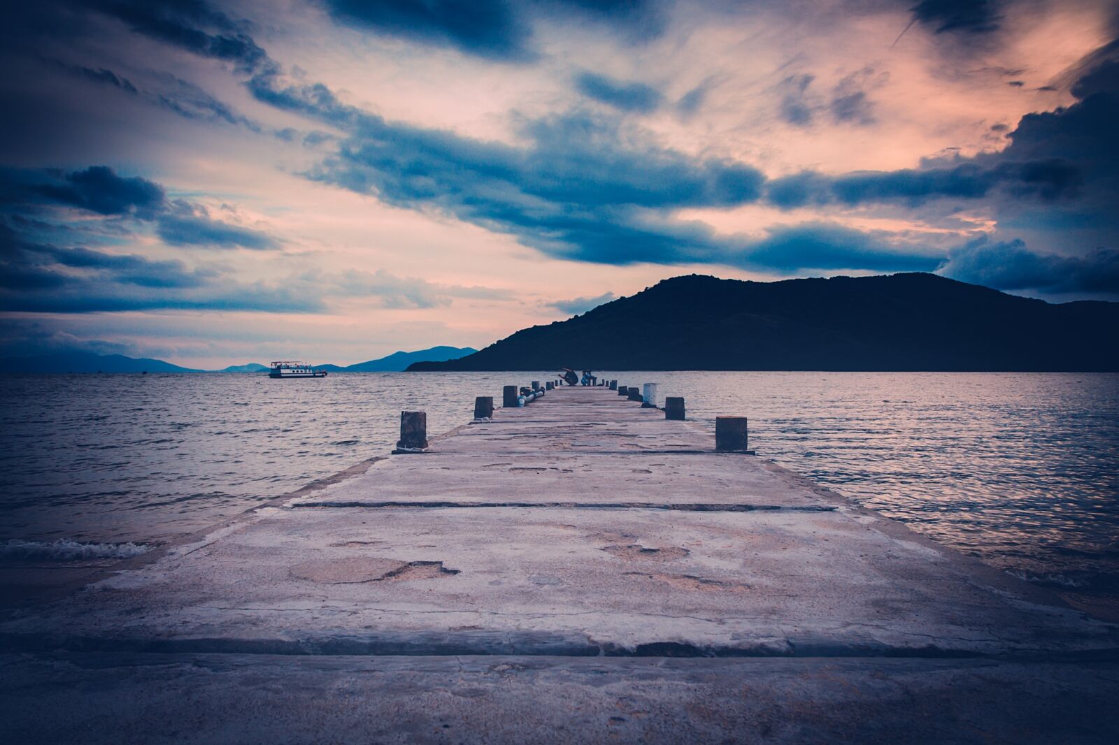 Canon EOS 700D (EOS Rebel T5i / EOS Kiss X7i) + Sigma 12-24mm f/4.5-5.6 EX DG ASPHERICAL HSM + 1.4x sample photo. Bridge, ship, knife photography