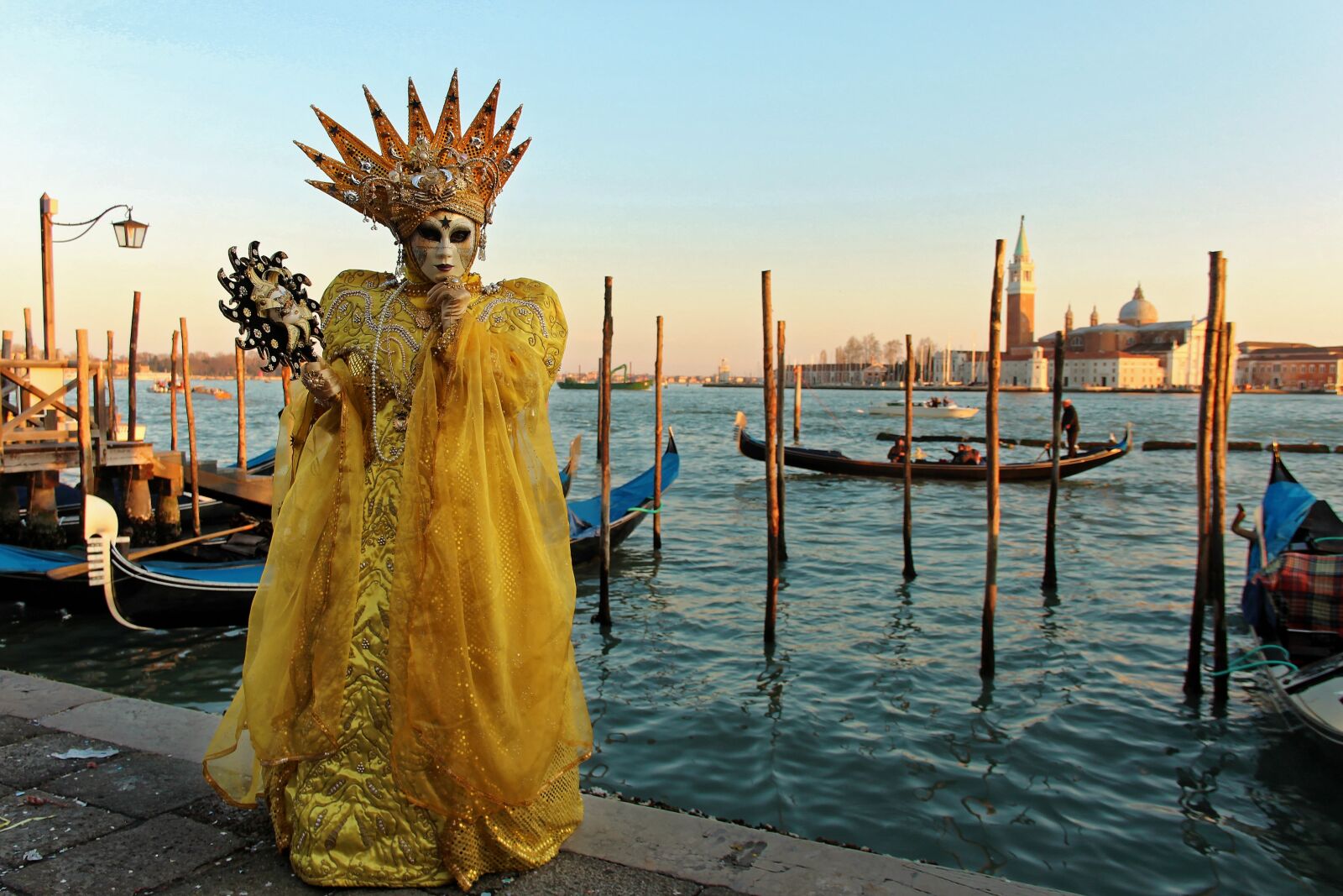 Canon EOS 600D (Rebel EOS T3i / EOS Kiss X5) + Canon EF-S 18-135mm F3.5-5.6 IS sample photo. Venice, carnival, costume photography