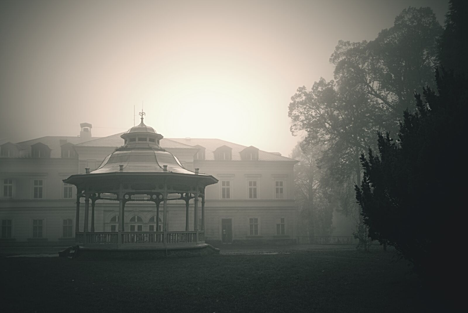 Sony ILCA-77M2 sample photo. Spa, park, summer-house photography