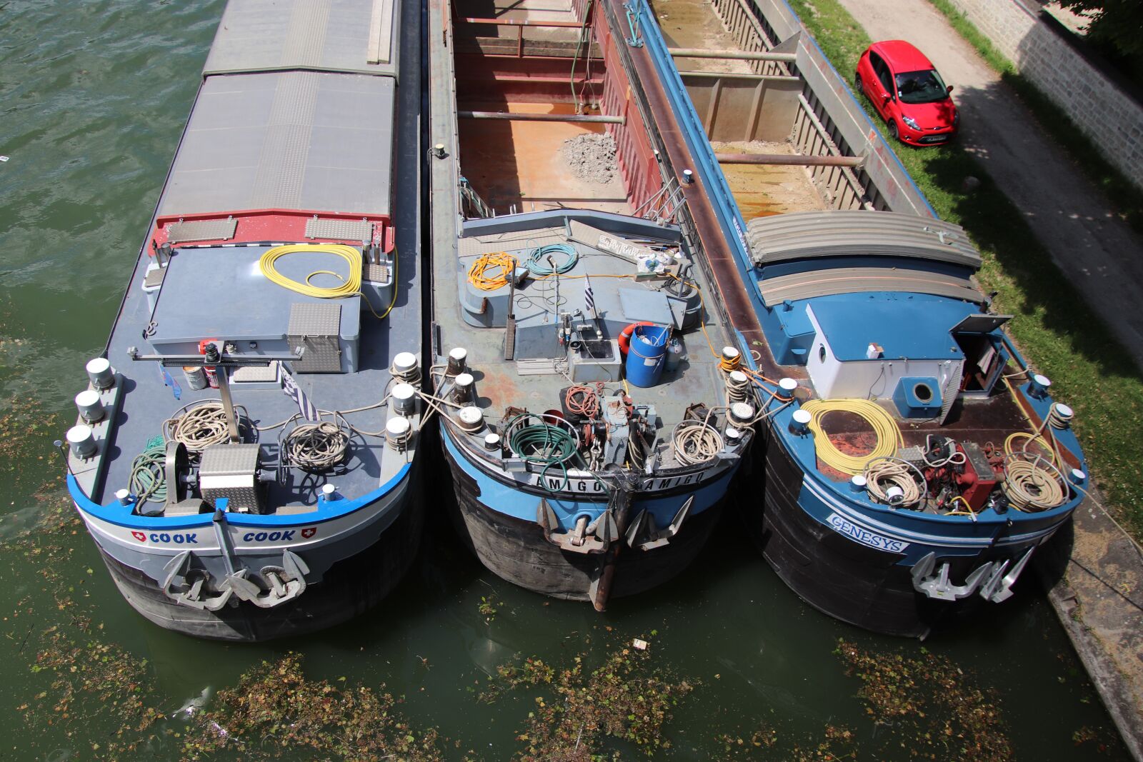 Canon EOS 800D (EOS Rebel T7i / EOS Kiss X9i) sample photo. Barges, boats, river photography