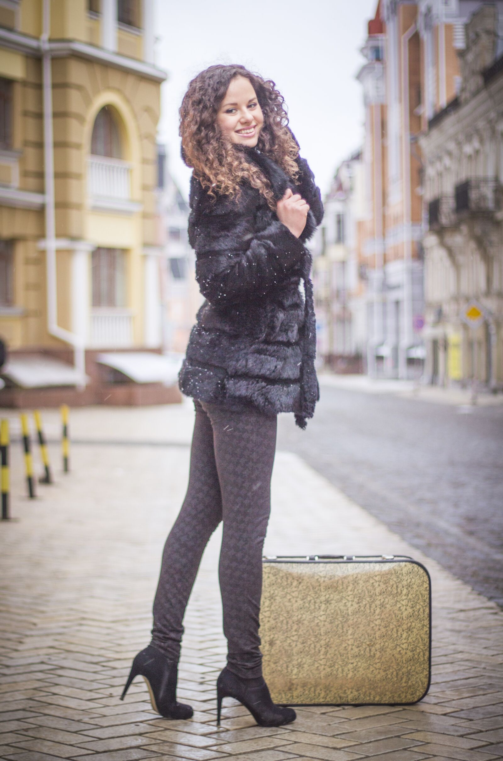Canon EOS 60D + Canon EF 50mm F1.8 II sample photo. Suitcase, girl, woman photography