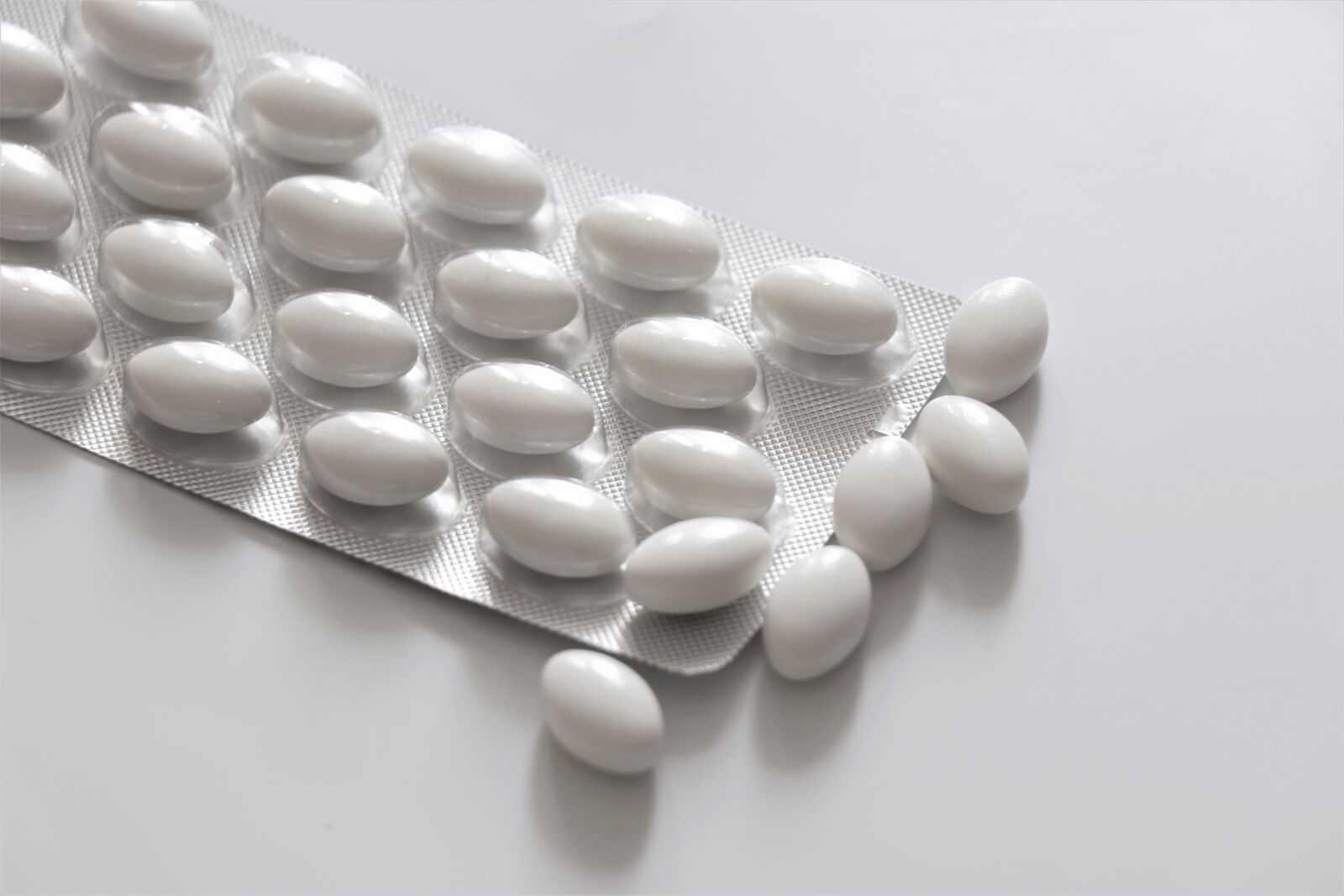 Canon EOS 77D (EOS 9000D / EOS 770D) sample photo. Tablets, medication, medicine photography