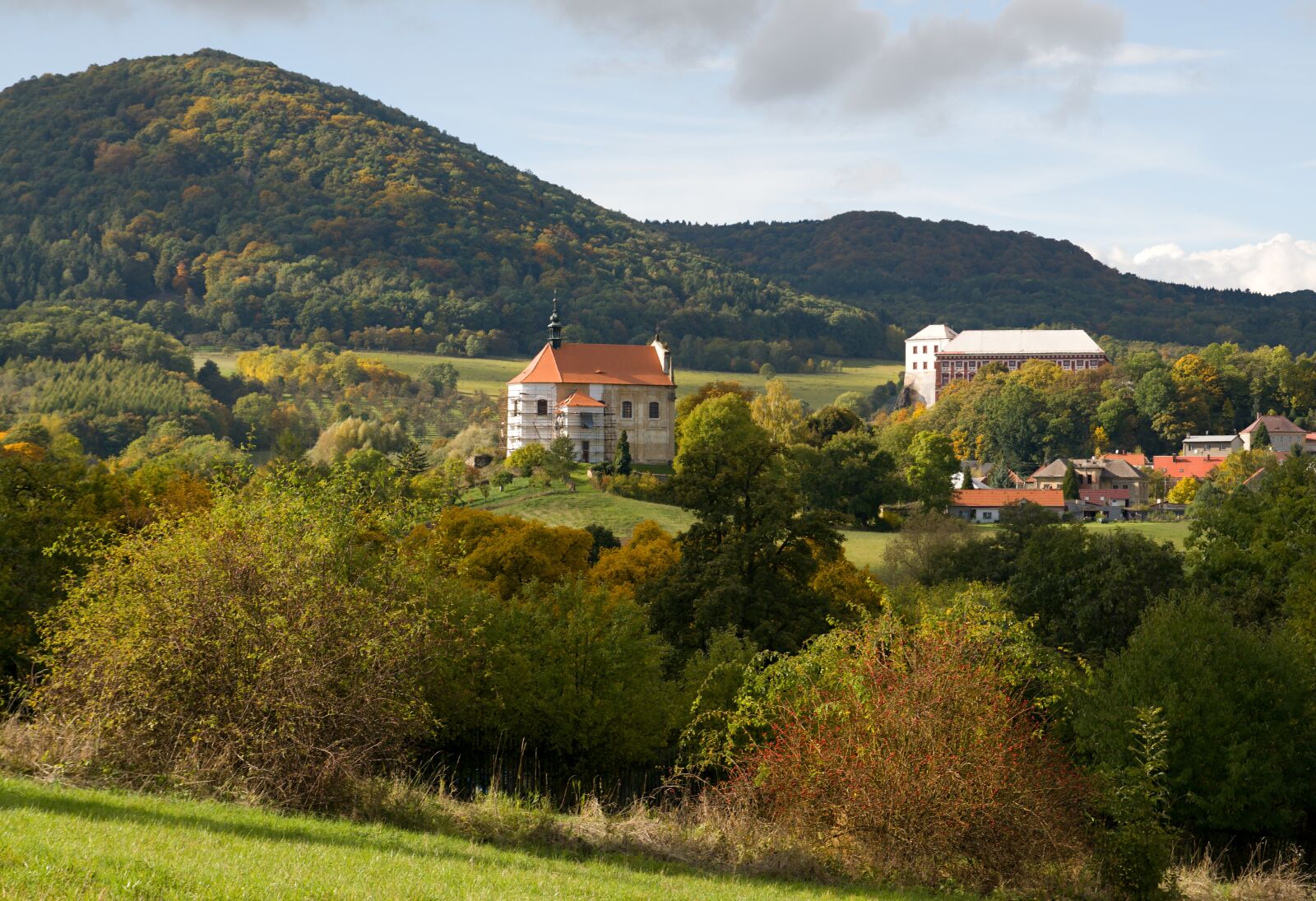 Sony ILCA-77M2 sample photo. Landscape, autumn, village photography