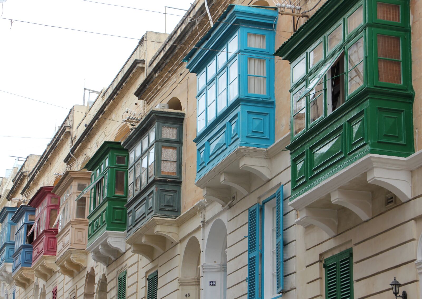 Canon EOS 550D (EOS Rebel T2i / EOS Kiss X4) sample photo. Malta, windows, houses photography