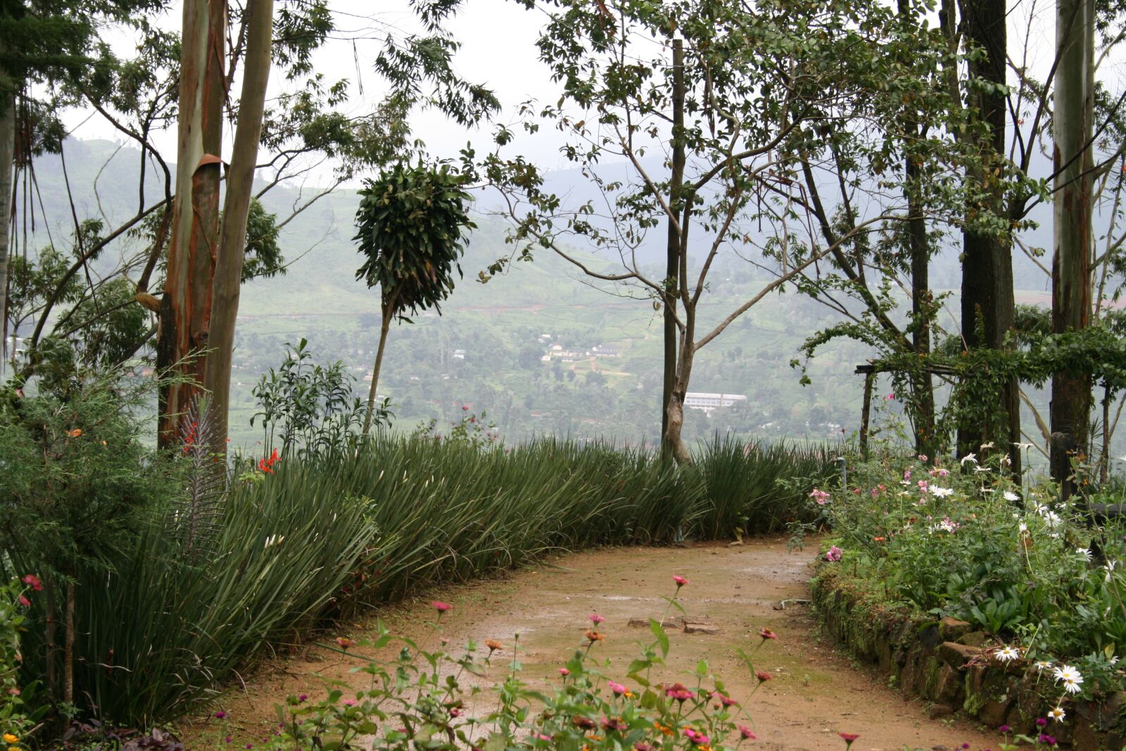Canon EOS 400D (EOS Digital Rebel XTi / EOS Kiss Digital X) sample photo. Hill, entrance, landscape photography
