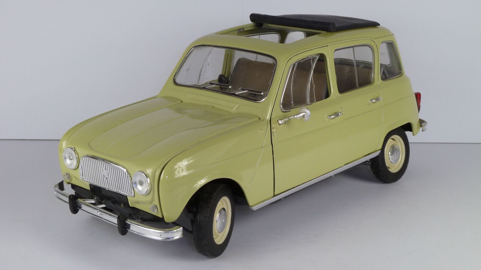 Panasonic Lumix DMC-ZS7 (Lumix DMC-TZ10) sample photo. Renault, 4l, 1964 photography
