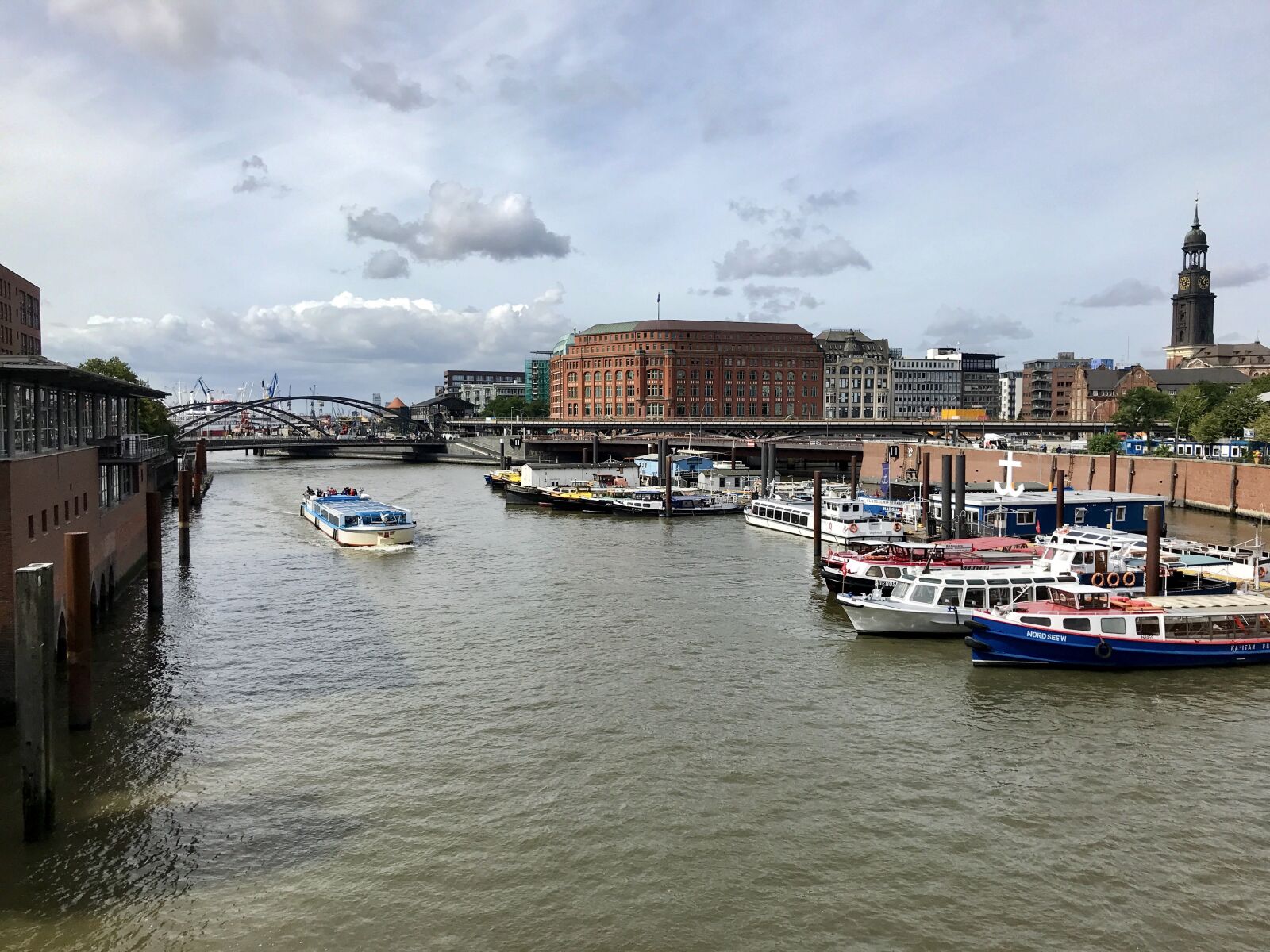 iPhone 7 back camera 3.99mm f/1.8 sample photo. Hamburg, speicherstadt, waters photography