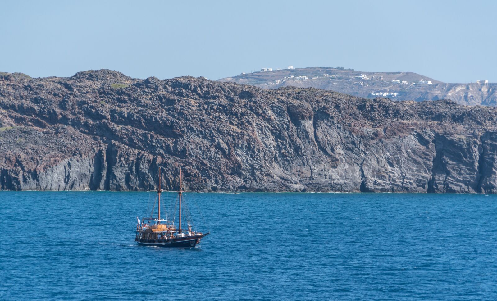 Sony a7R II + Sony FE 24-240mm F3.5-6.3 OSS sample photo. Santorini, pirate ship, mountains photography