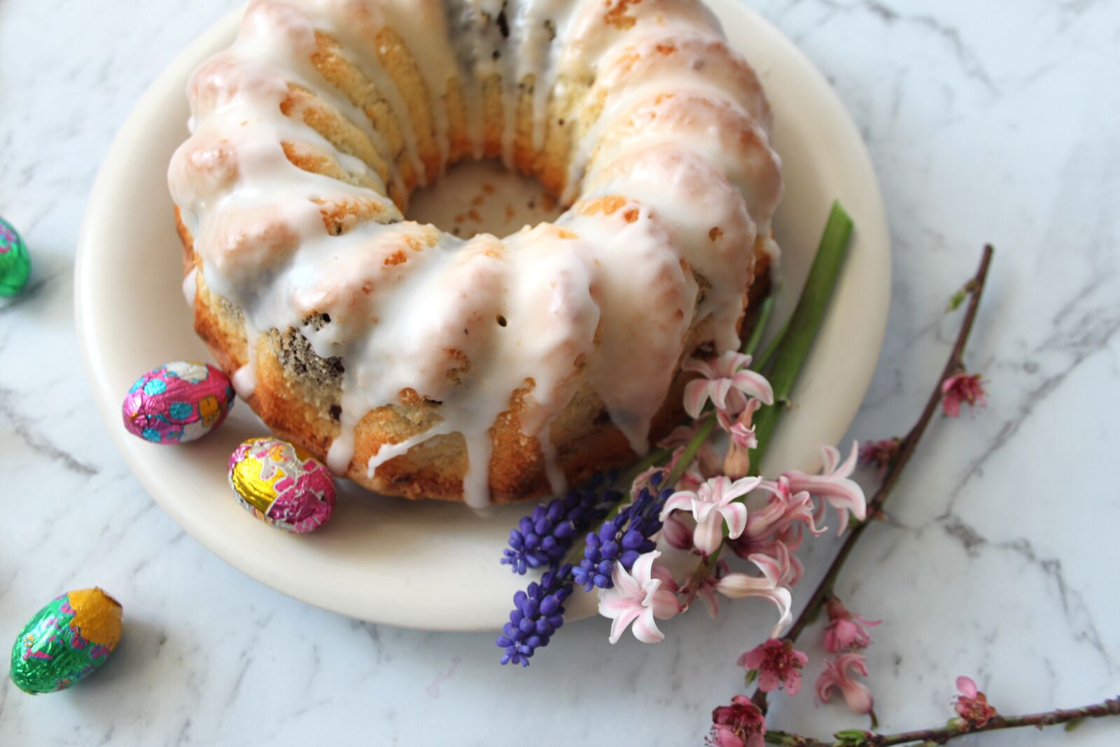 Canon EOS 500D (EOS Rebel T1i / EOS Kiss X3) sample photo. Woman, cake, grandmother easter photography
