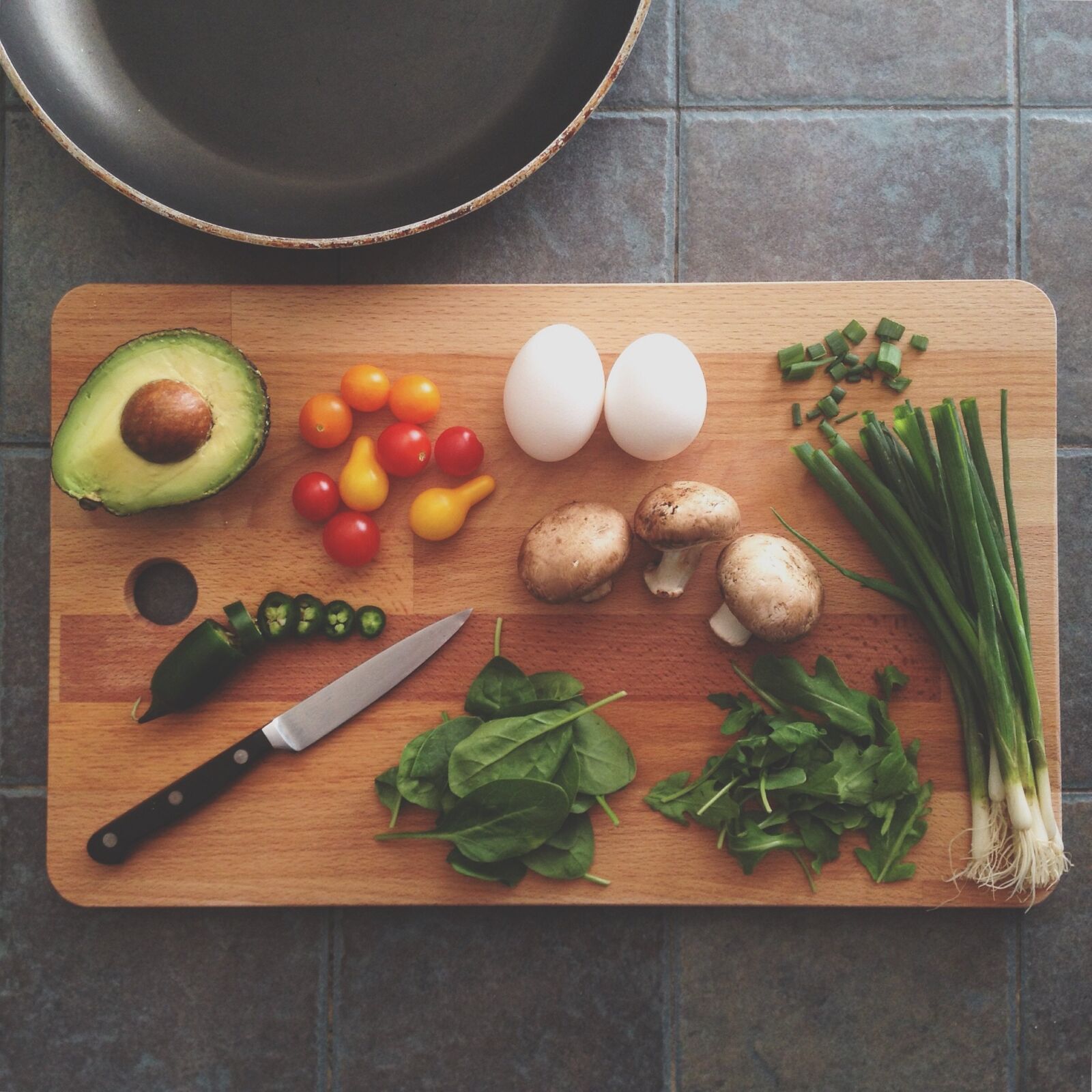 iPhone 4S back camera 4.28mm f/2.4 sample photo. Avocado, chopping board, cooking photography