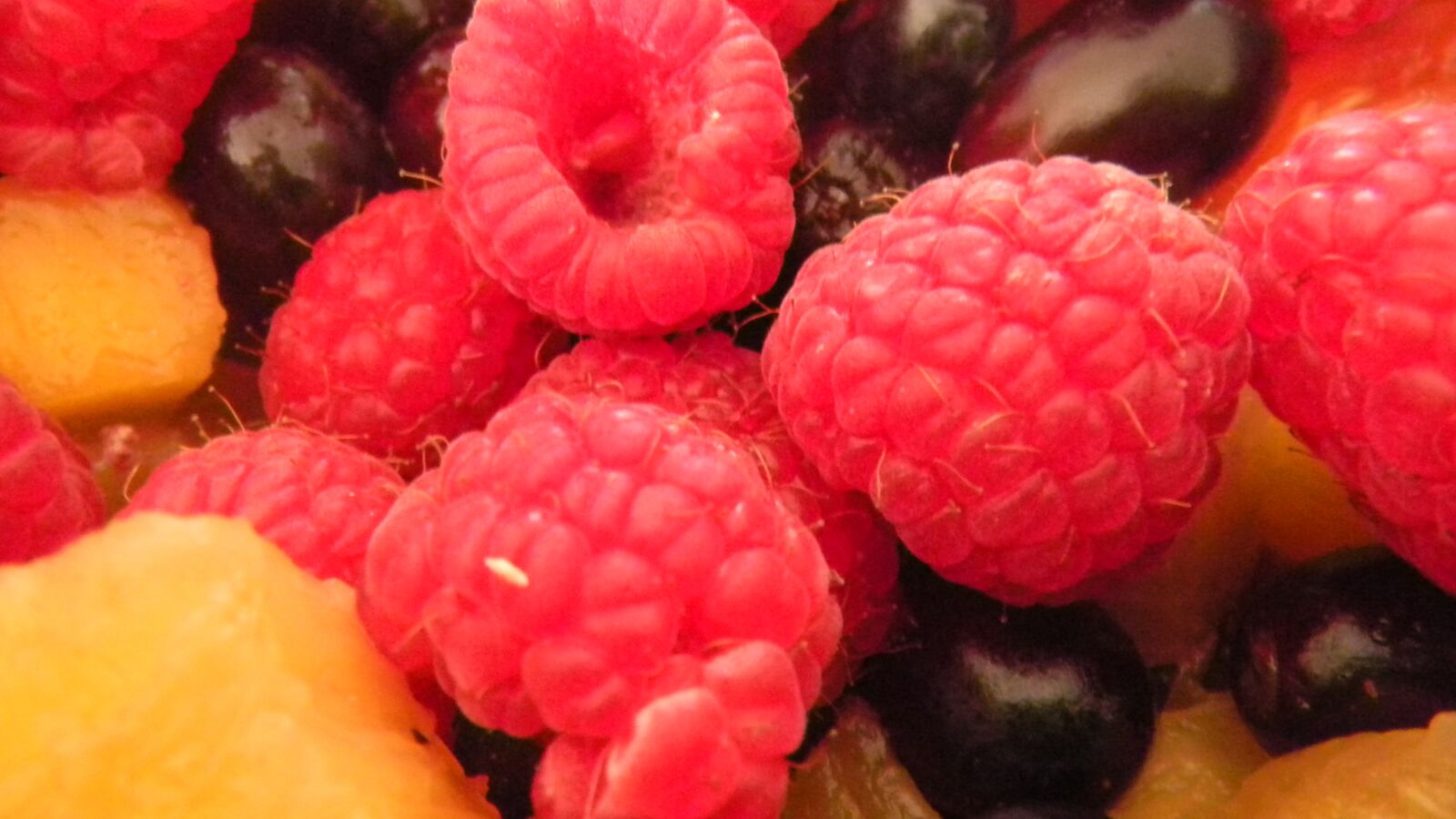 Nikon Coolpix S70 sample photo. Fruit, raspberries, fruits photography