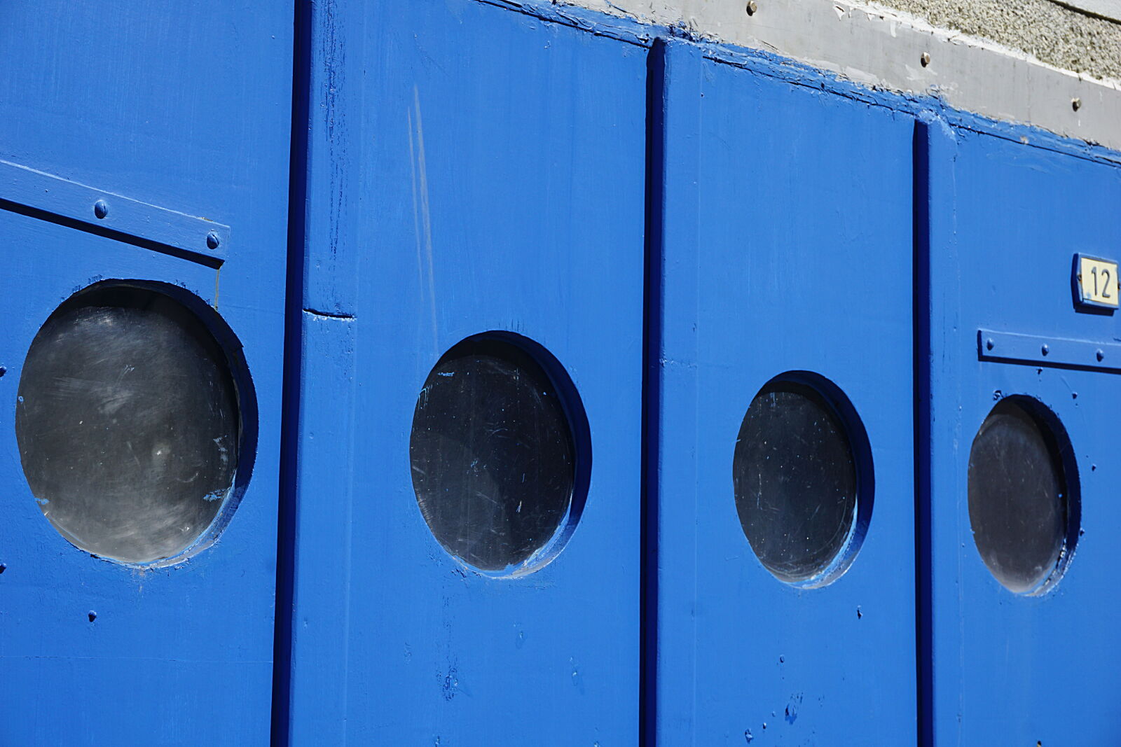 Sony a6000 sample photo. Bleu, bois, entree, hublot photography