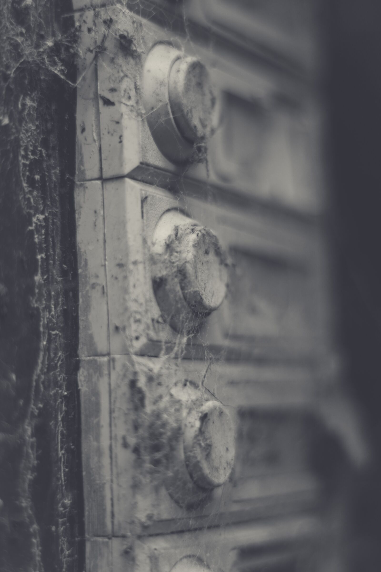 Canon EOS 700D (EOS Rebel T5i / EOS Kiss X7i) + Canon EF 50mm F1.8 STM sample photo. Bell, lost place, doorbell photography