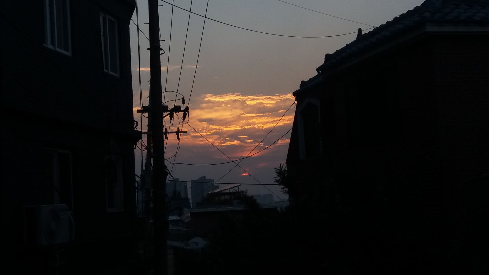 Samsung Galaxy J7 sample photo. Glow, street light, silhouette photography