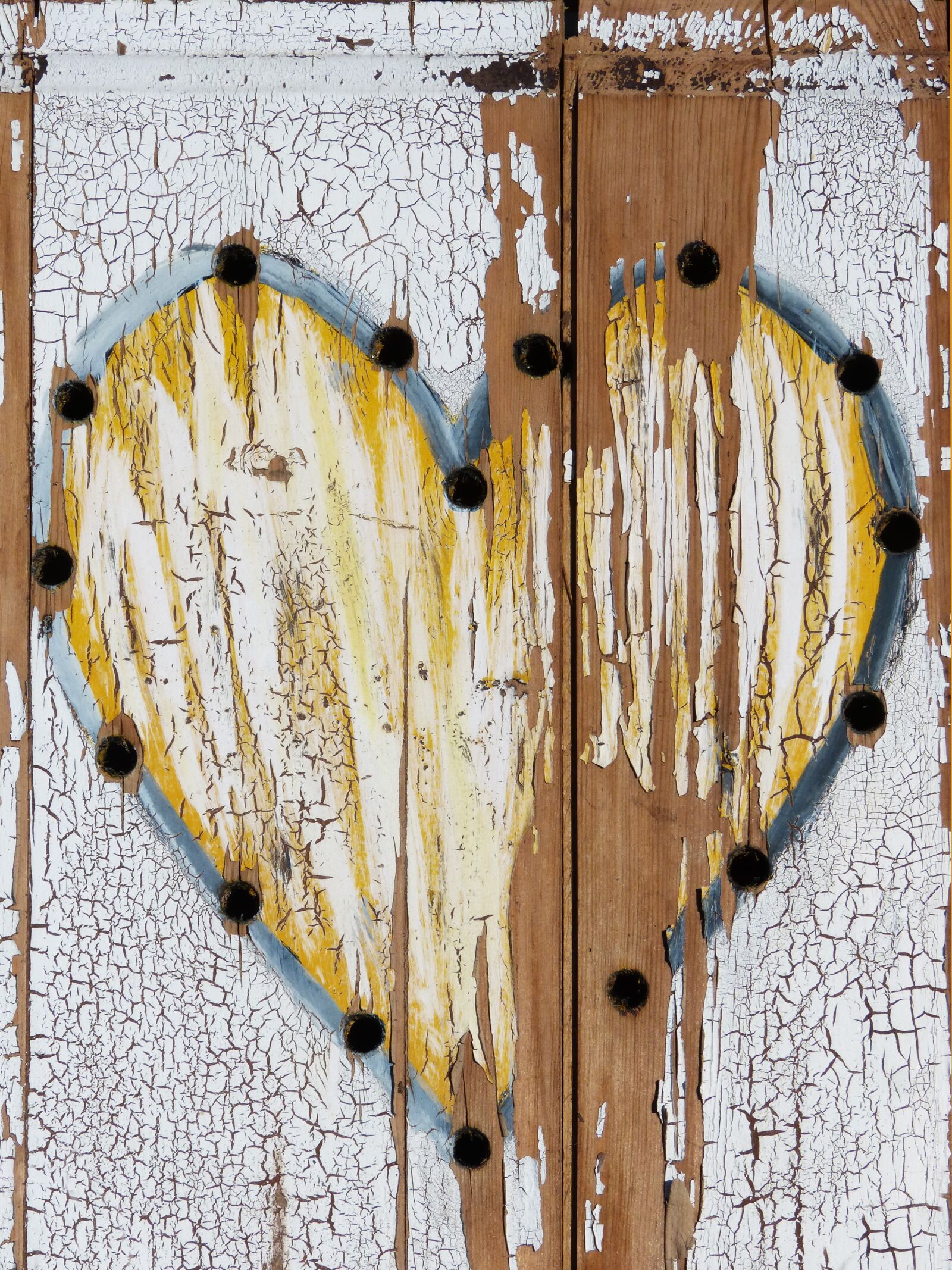 Panasonic DMC-FZ62 sample photo. Heart, peeling paint, tousled photography