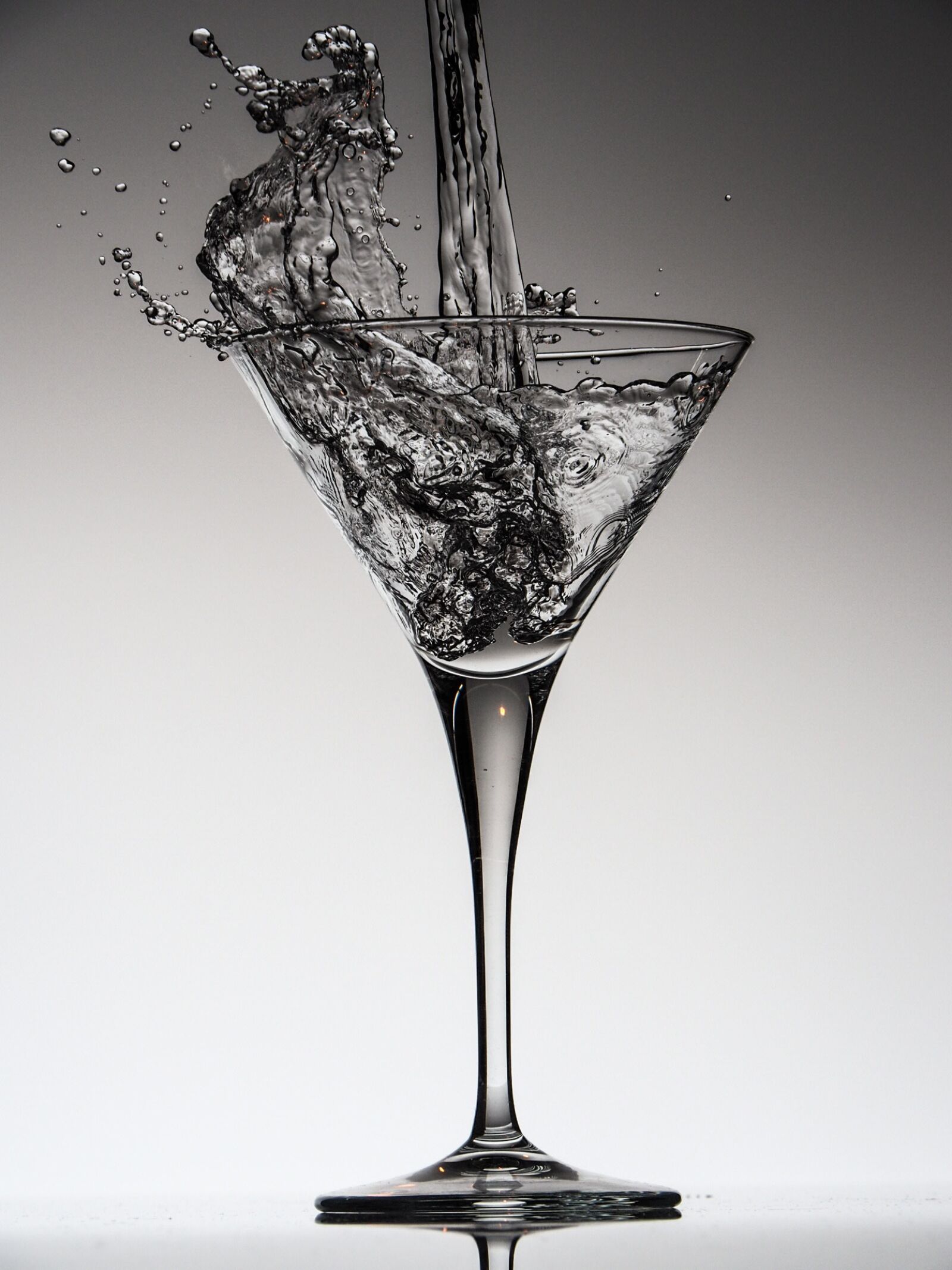 Olympus OM-D E-M5 II sample photo. Water, glass, clear photography