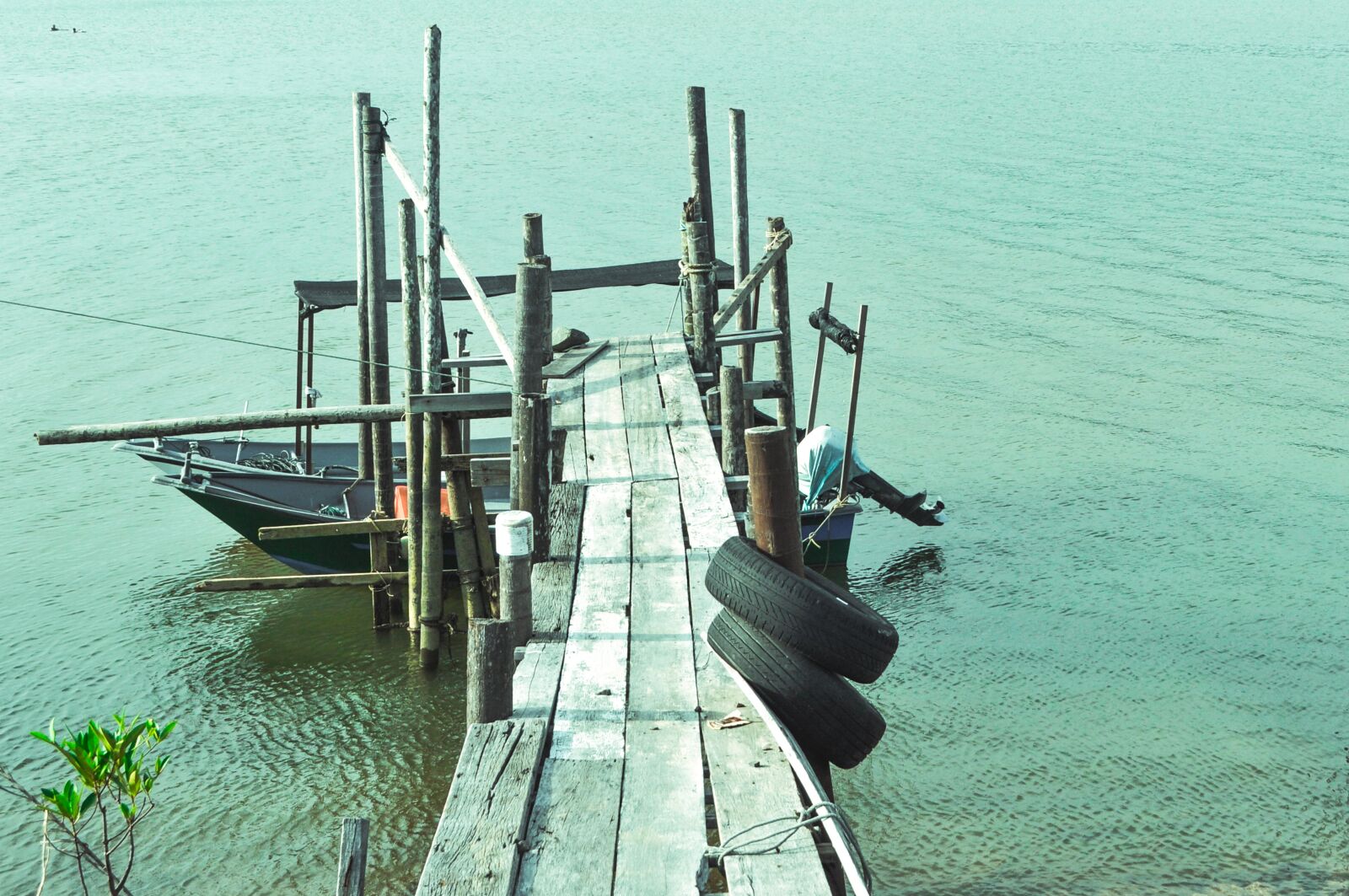 Nikon D5000 sample photo. Jetty, beach, boat photography