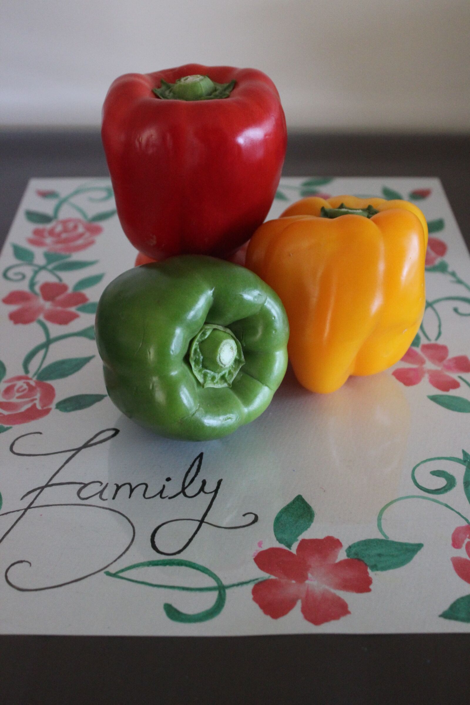 Canon EOS 600D (Rebel EOS T3i / EOS Kiss X5) sample photo. Capsicum, red capsicum, green photography