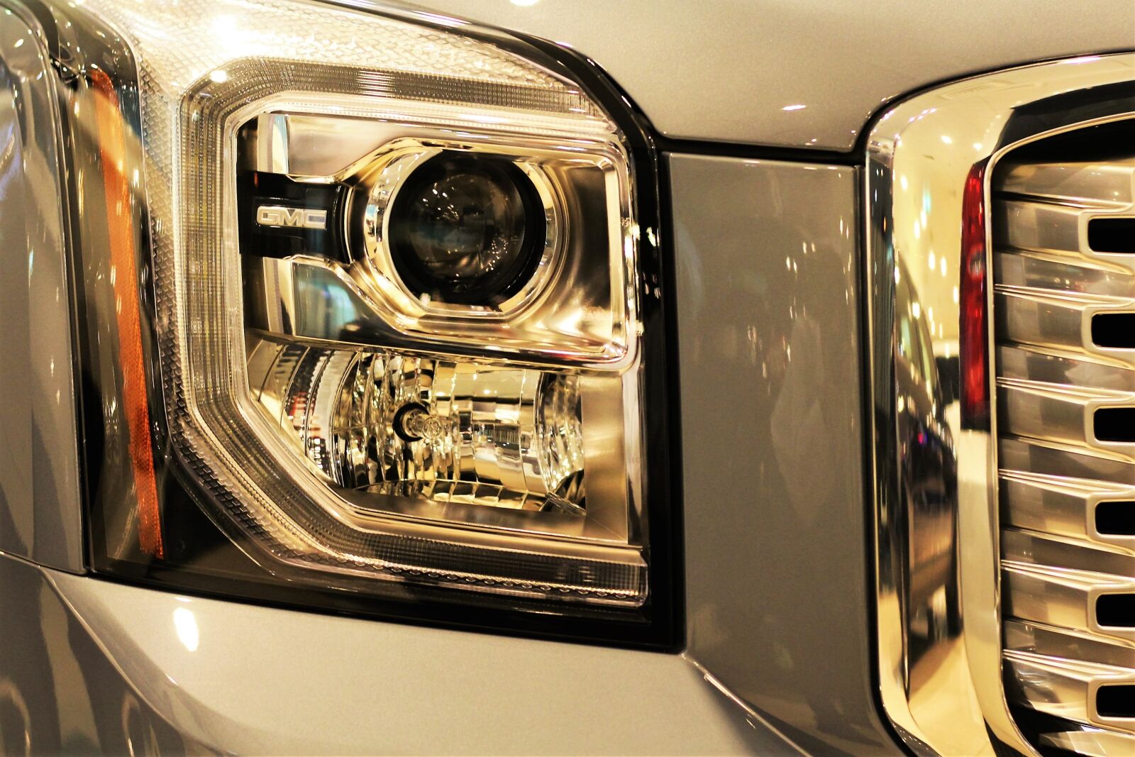 Canon EOS 1200D (EOS Rebel T5 / EOS Kiss X70 / EOS Hi) + Canon EF 50mm F1.8 STM sample photo. Automobile, cars, headlight photography