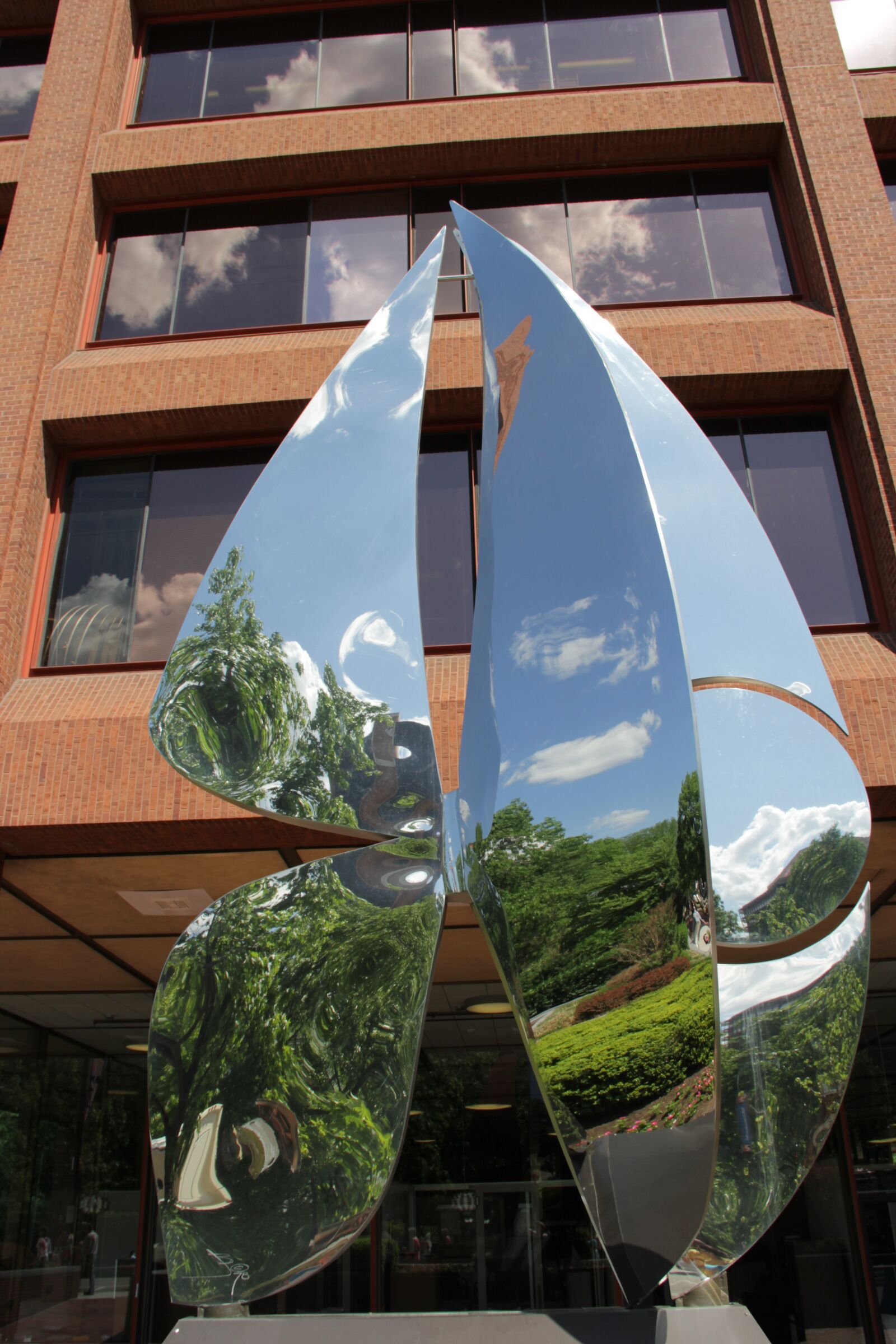 Canon EF-S 18-135mm F3.5-5.6 IS sample photo. Statue, bright, mirror photography