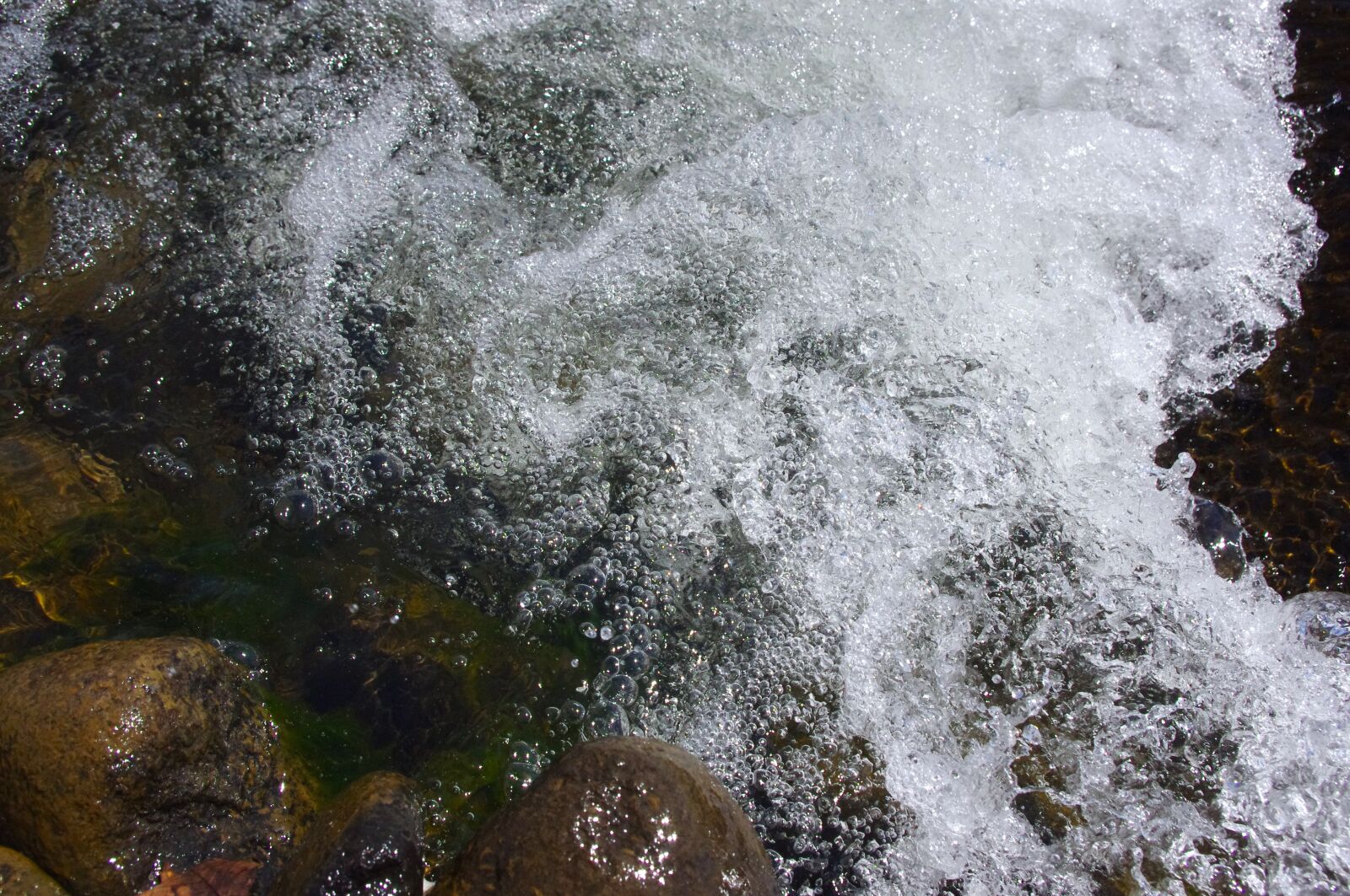 Pentax K-r sample photo. River, bubble, flow photography