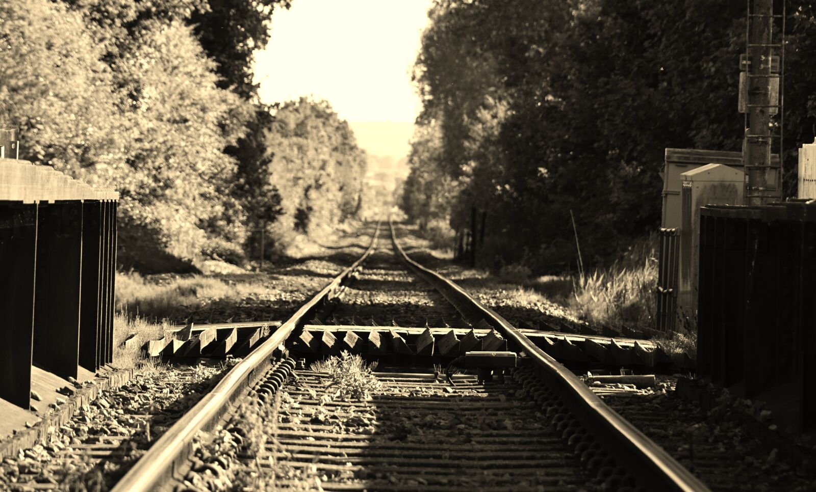 Sony DT 18-135mm F3.5-5.6 SAM sample photo. Railway, horizon, distance photography