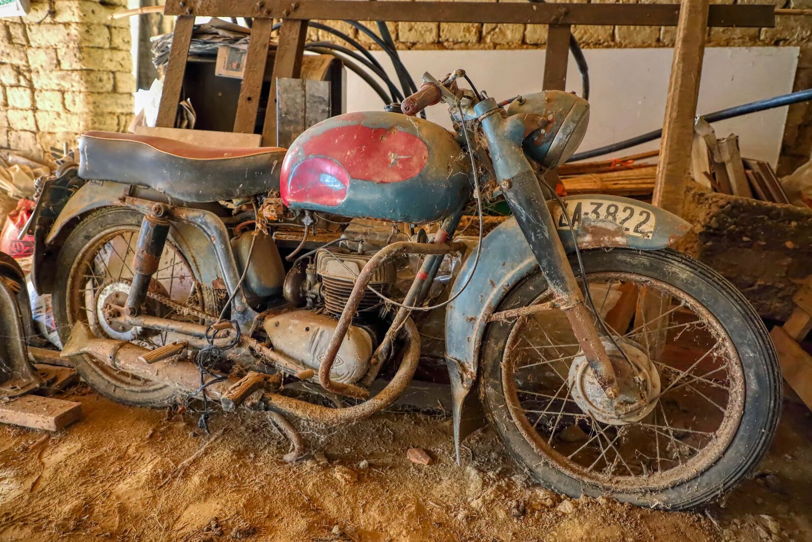 Canon EF 24-105mm F4L IS II USM sample photo. Motorcycle, abandoned, old photography