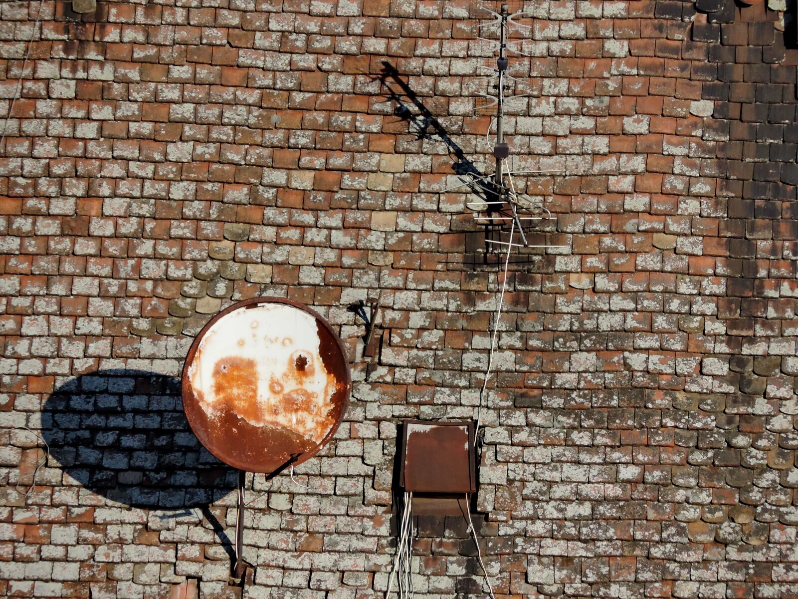 Nikon Coolpix P520 sample photo. Antenna, roof, rural, satellite photography