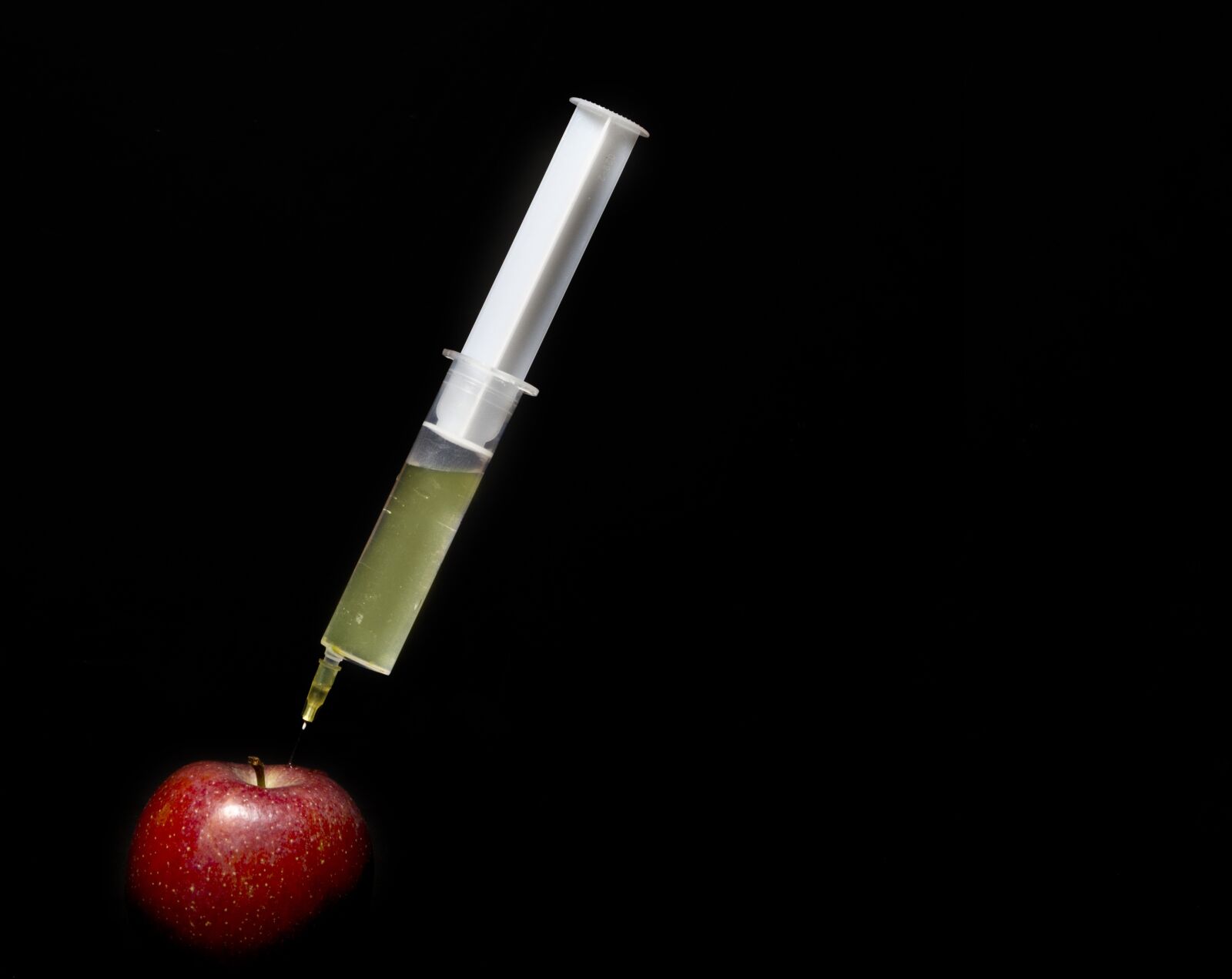 Canon EOS 7D sample photo. Syringe, hypodermic syringe, apple photography