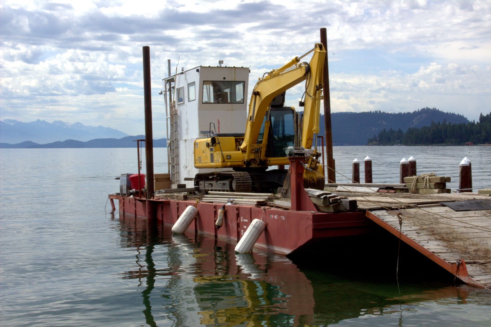 Canon EOS 600D (Rebel EOS T3i / EOS Kiss X5) sample photo. Boat, barge, transportation photography