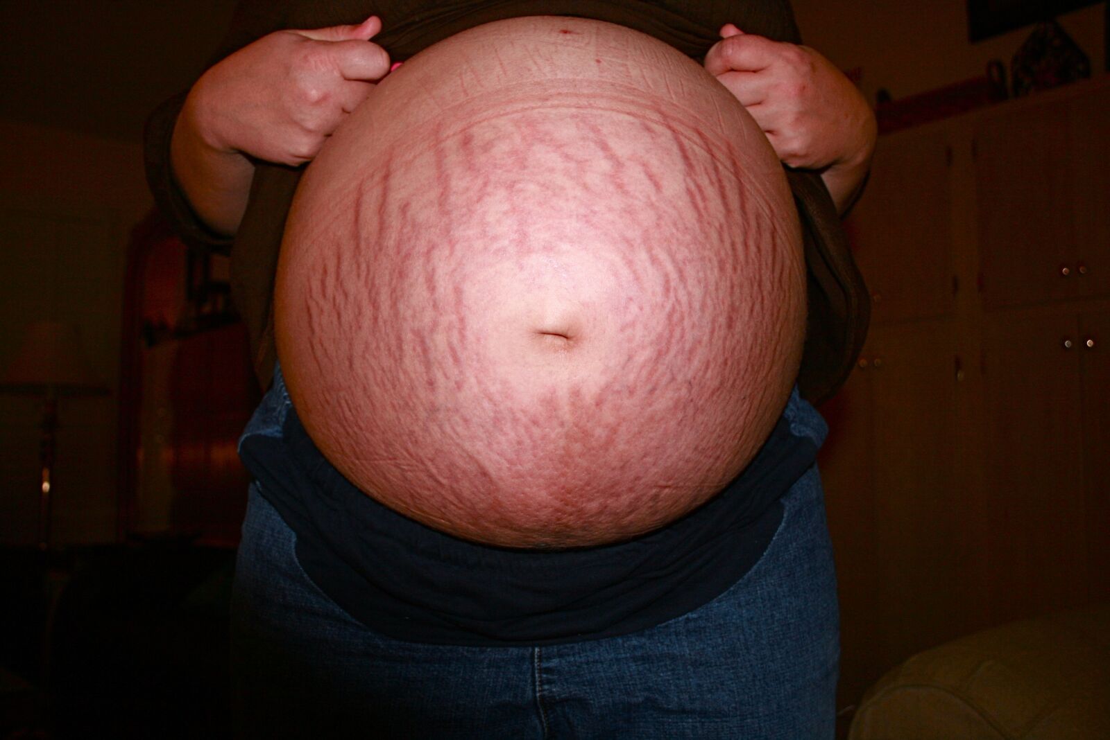 Canon EOS 400D (EOS Digital Rebel XTi / EOS Kiss Digital X) sample photo. Pregnant, pregnancy, stretch marks photography