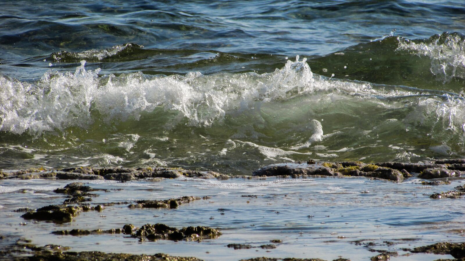 Canon PowerShot SX400 IS sample photo. Wave, smashing, sea photography