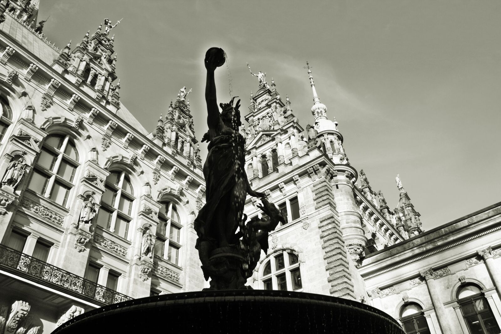 Canon EOS 1000D (EOS Digital Rebel XS / EOS Kiss F) sample photo. Hygieia fountain, hamburgensien, town photography