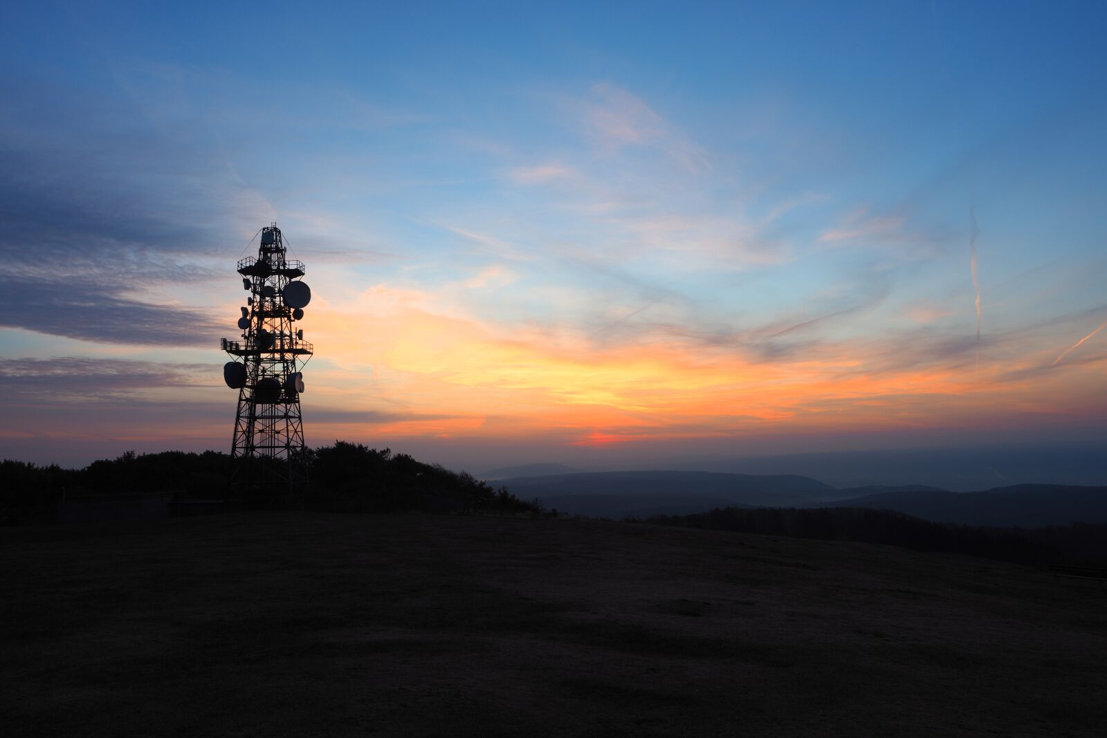 Olympus OM-D E-M5 II + Olympus M.Zuiko Digital ED 12-40mm F2.8 Pro sample photo. Sunrise, transmission tower, morning photography