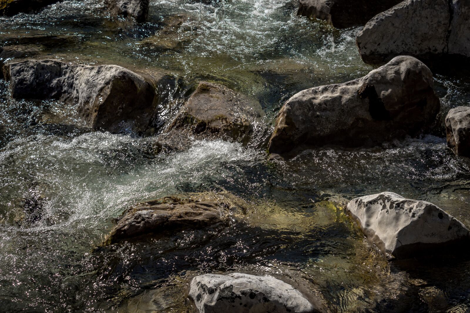 Canon EOS 1300D (EOS Rebel T6 / EOS Kiss X80) sample photo. Riverbed, stones, river photography
