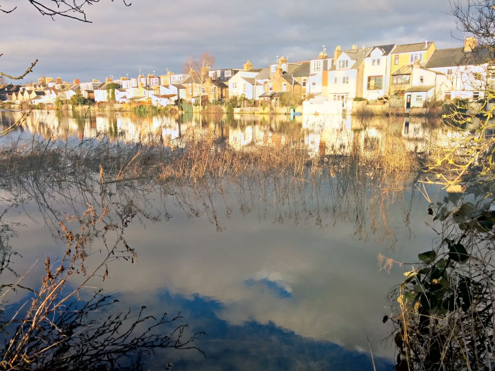 LG Nexus 5 sample photo. River, houses, sunlight photography