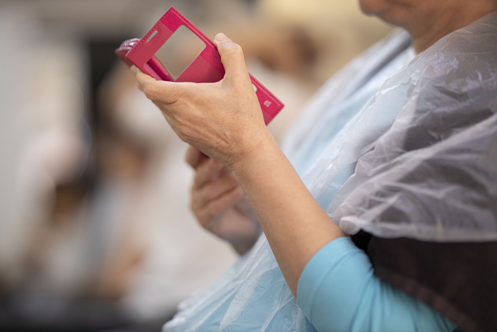 Canon RF 85mm F1.2L USM sample photo. Phone, woman, internet photography