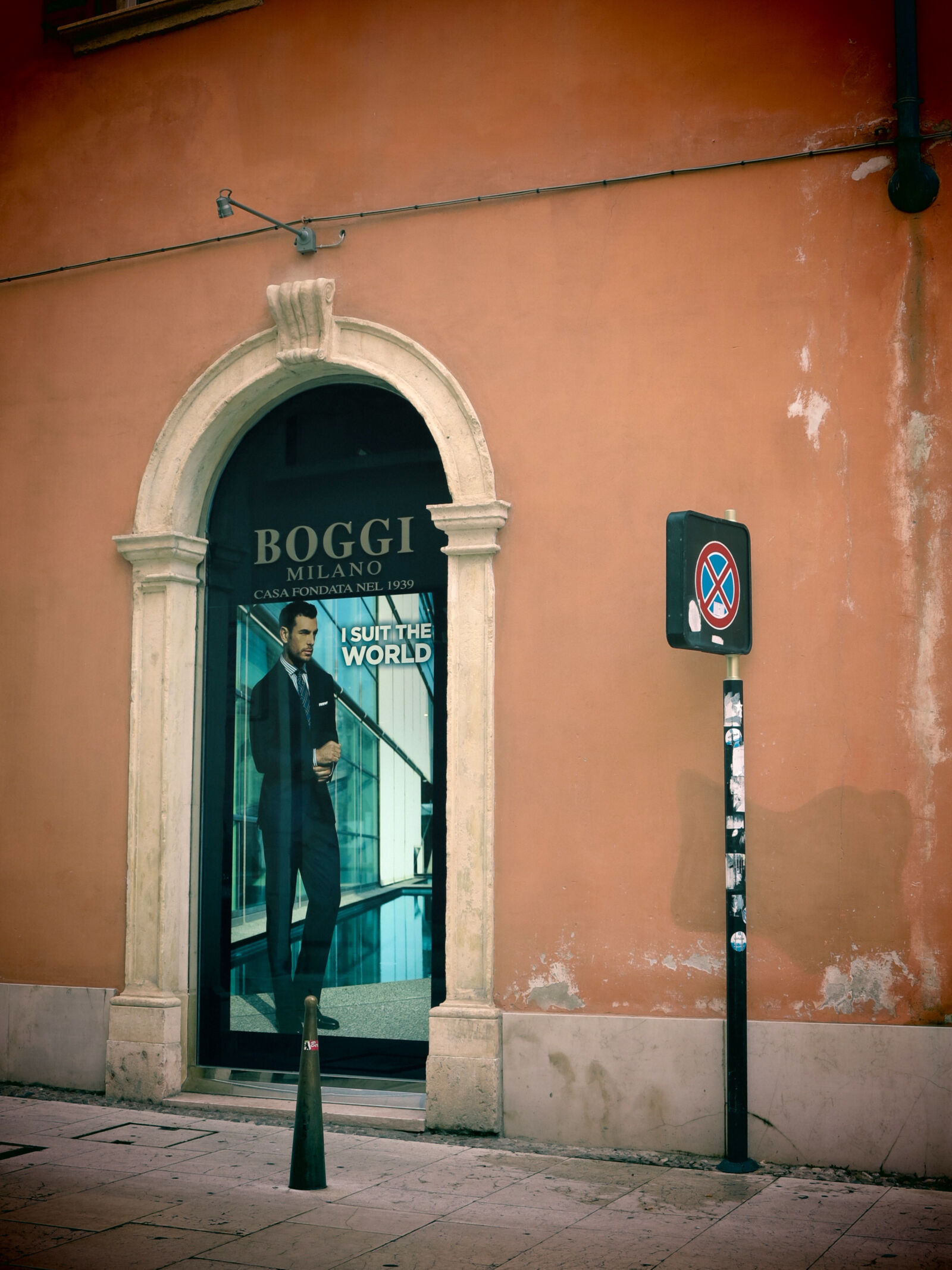 Canon PowerShot G1 X sample photo. Shop, window, street, verone photography