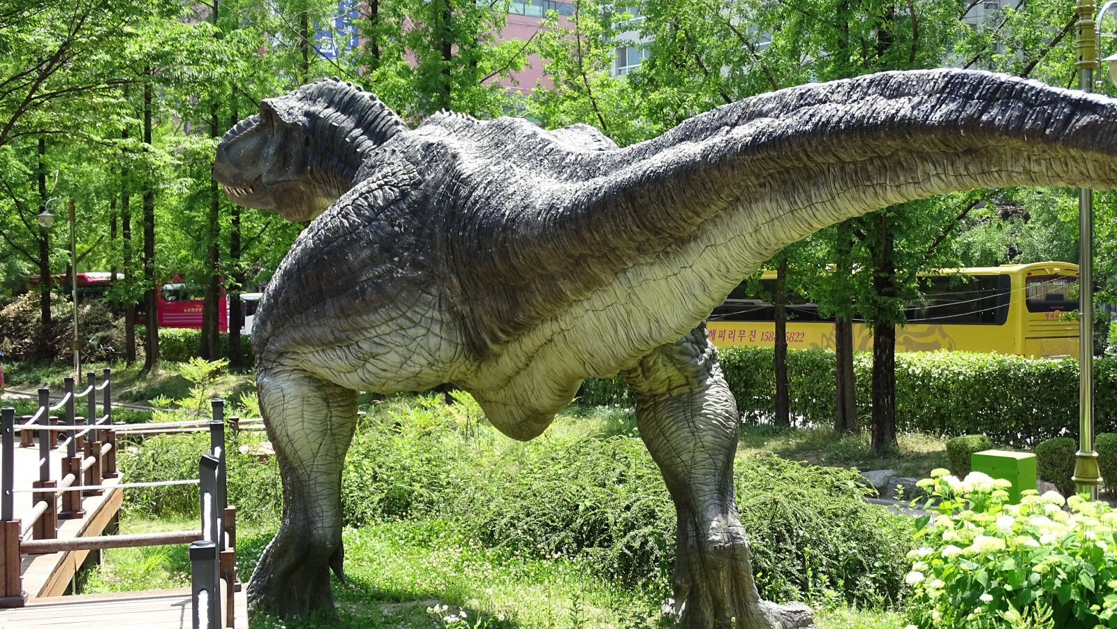 Sony Cyber-shot DSC-HX400V sample photo. Dinosaurs, sculpture, park photography