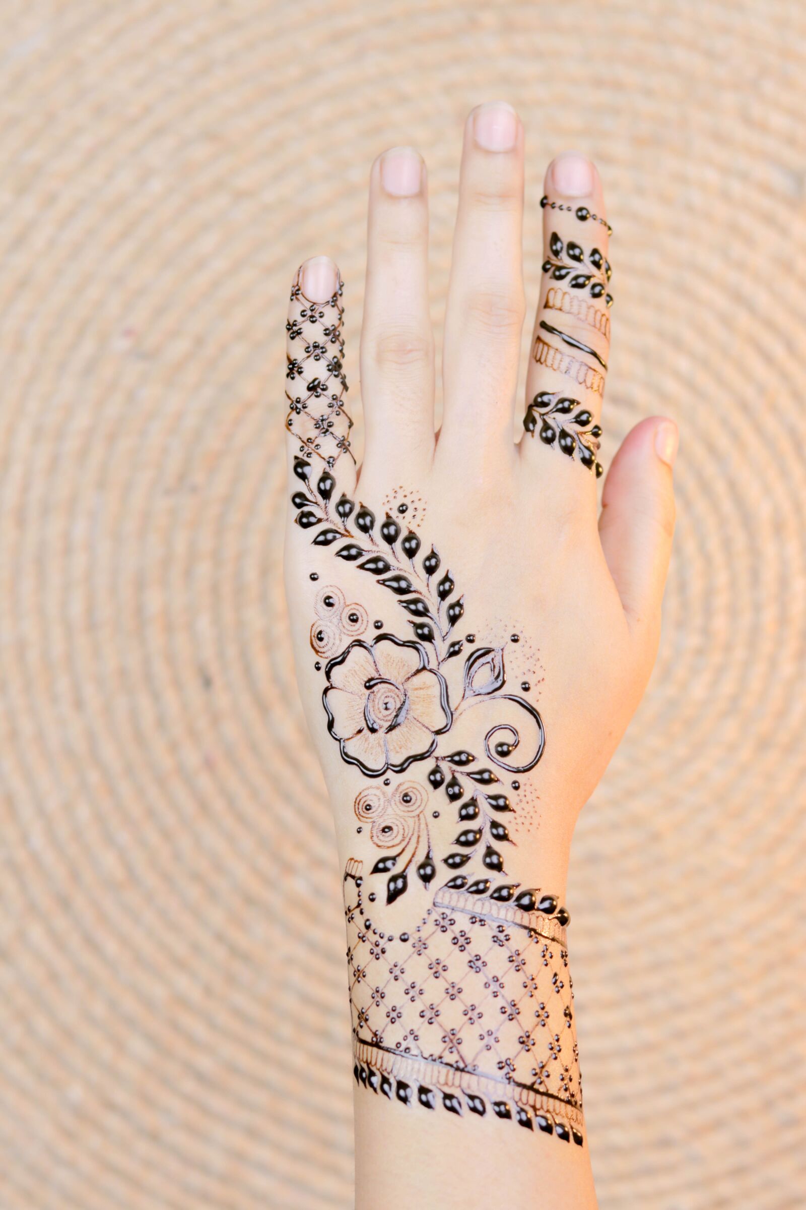 Canon EOS 80D + Canon EF 50mm F1.8 STM sample photo. Henna, hands, mehendi photography