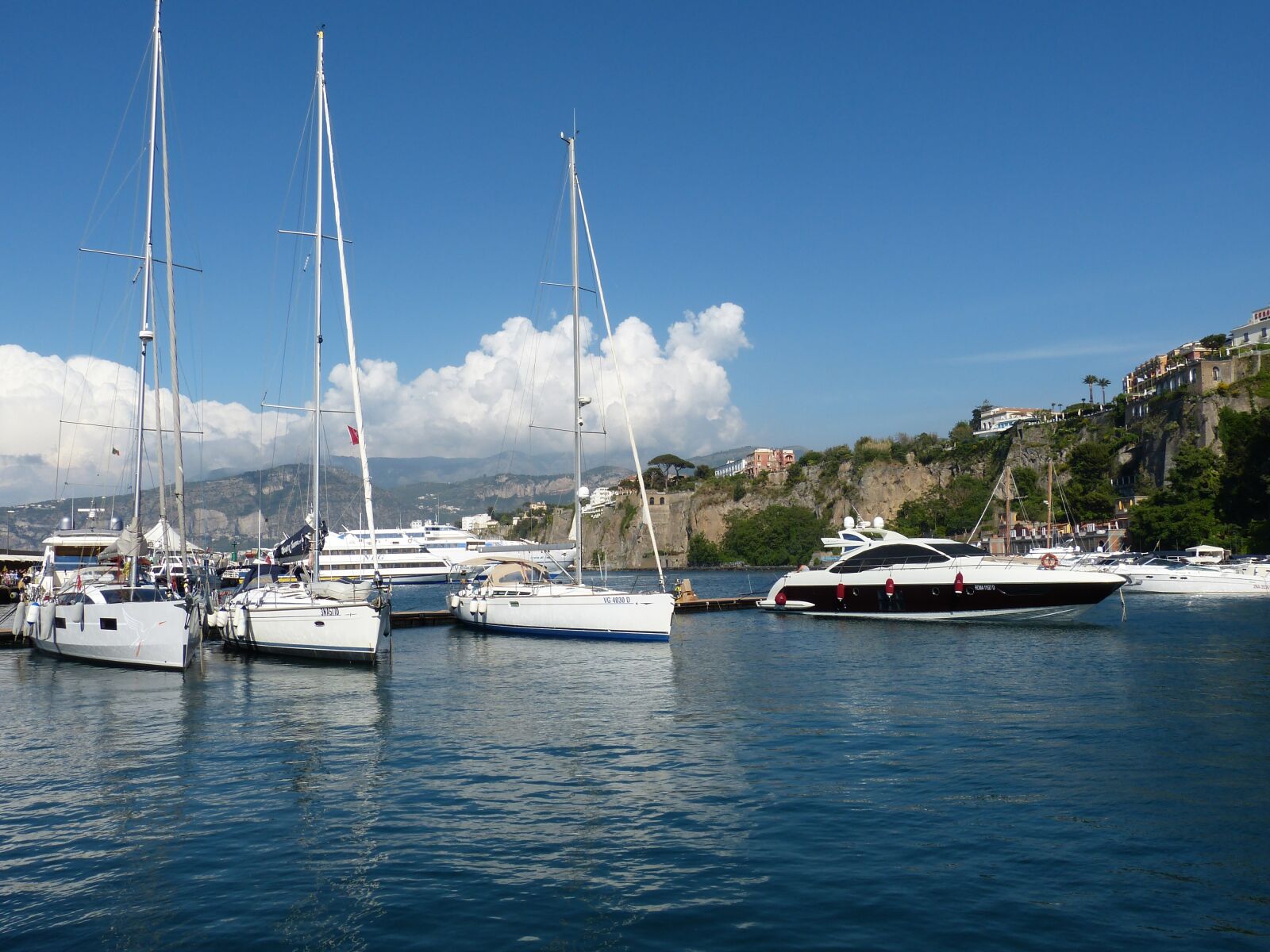 Panasonic Lumix DMC-FZ150 sample photo. Sorrento, italy, port photography