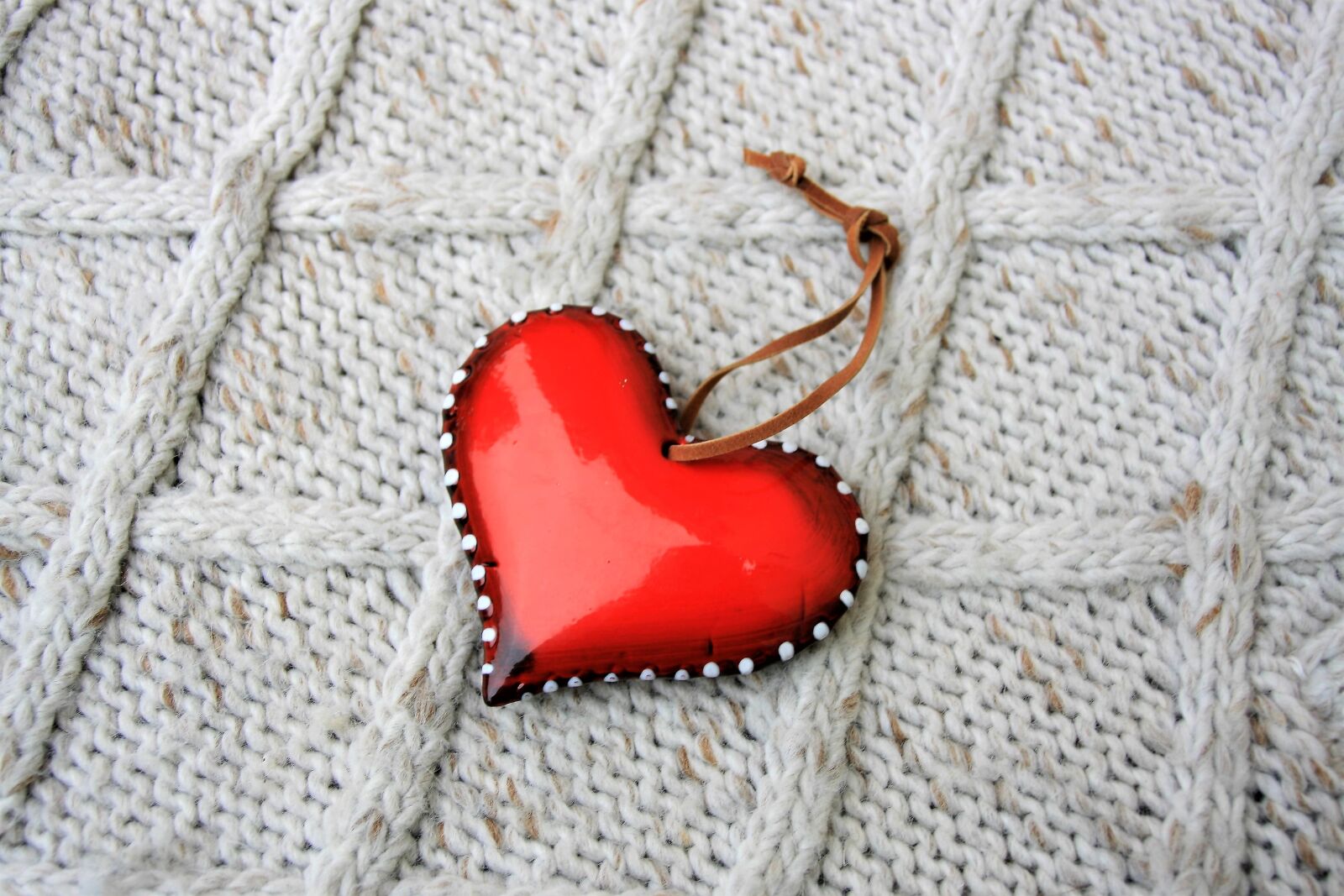 Canon EOS 400D (EOS Digital Rebel XTi / EOS Kiss Digital X) sample photo. Red, heart, wool photography