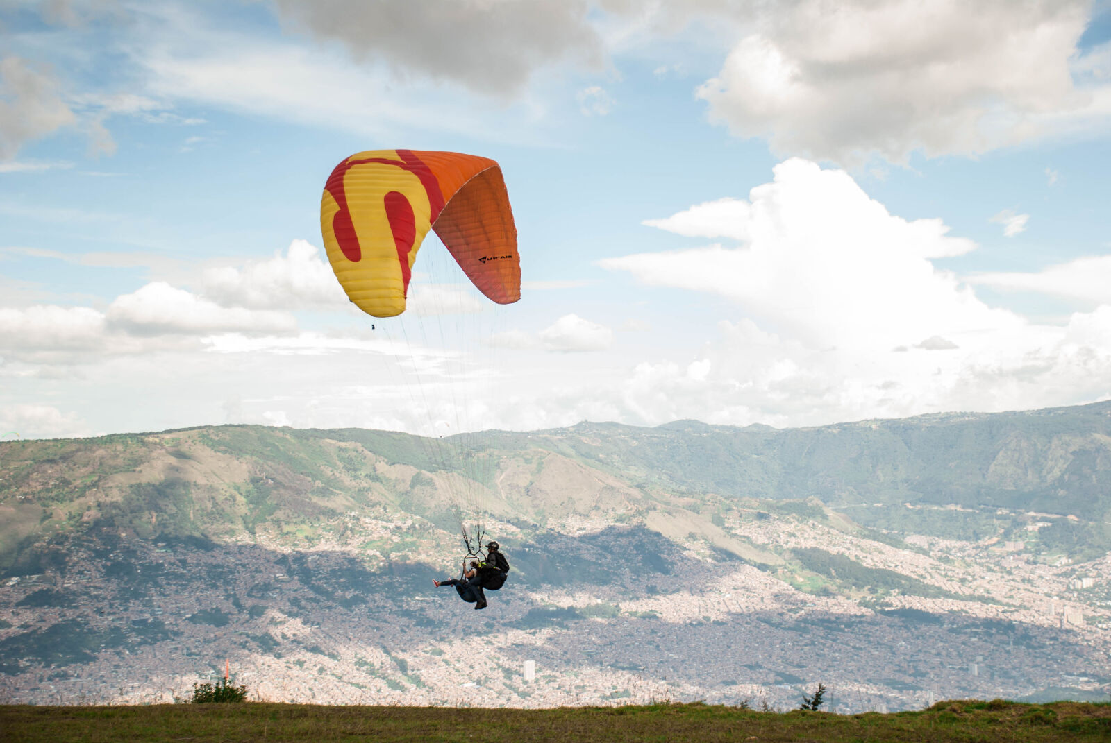 Nikon AF-S DX Nikkor 18-135mm F3.5-5.6G ED-IF sample photo. Antioquia, colombia, medellin, paragliding photography