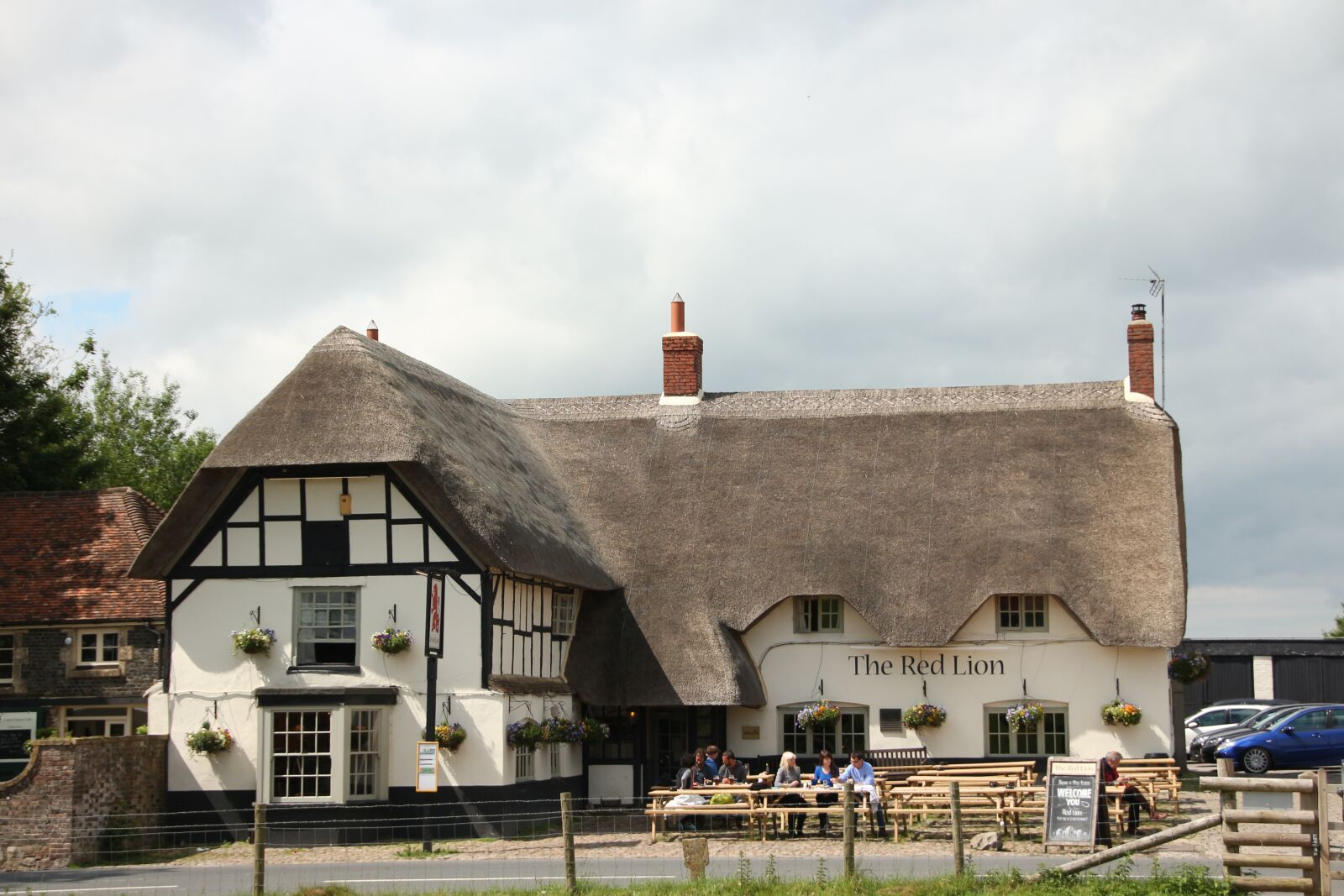 Canon EOS 650D (EOS Rebel T4i / EOS Kiss X6i) sample photo. Avebury, thatched cottage, inn photography